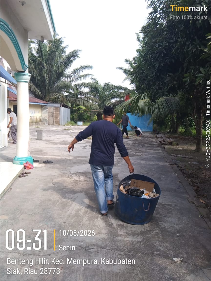Dokumentasi kegiatan gerakan bersih bersih Masjid di Masjid Nurul Ikhlas Kampung Benteng Hilir