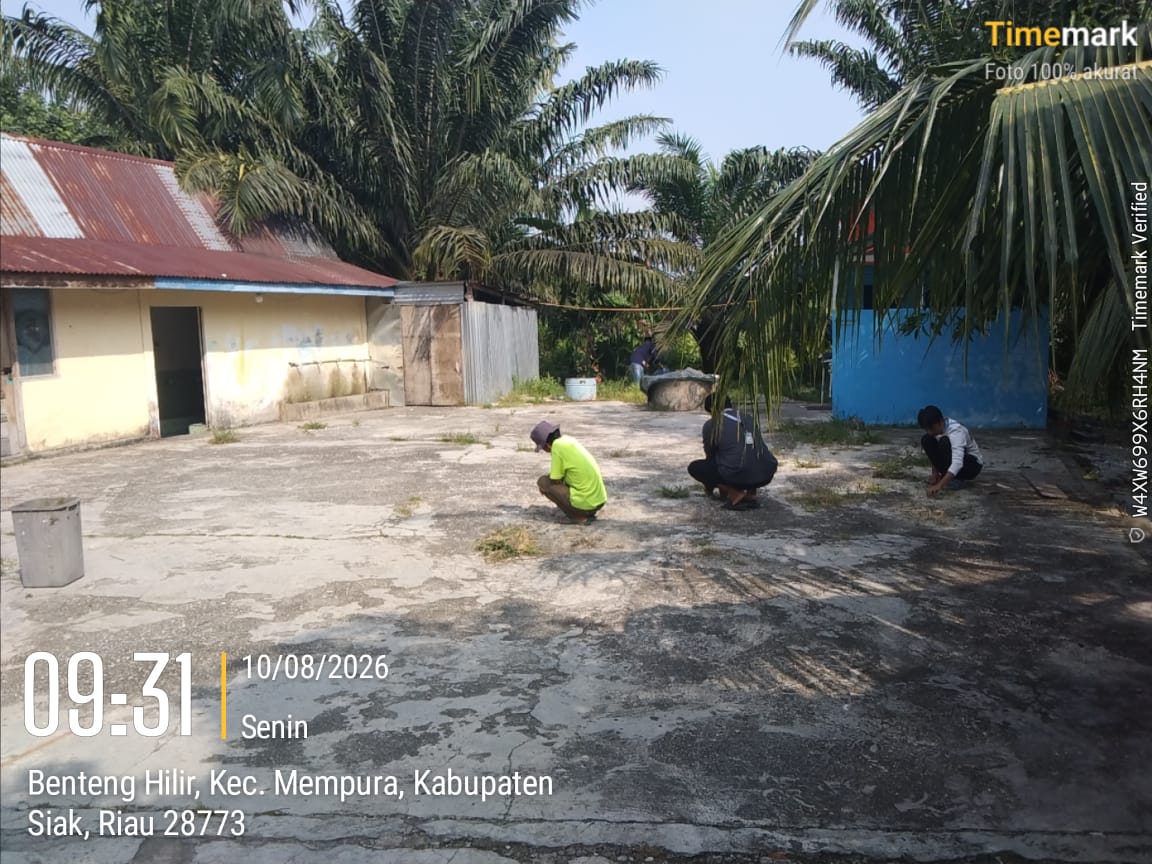 Dokumentasi kegiatan gerakan bersih bersih Masjid di Masjid Nurul Ikhlas Kampung Benteng Hilir
