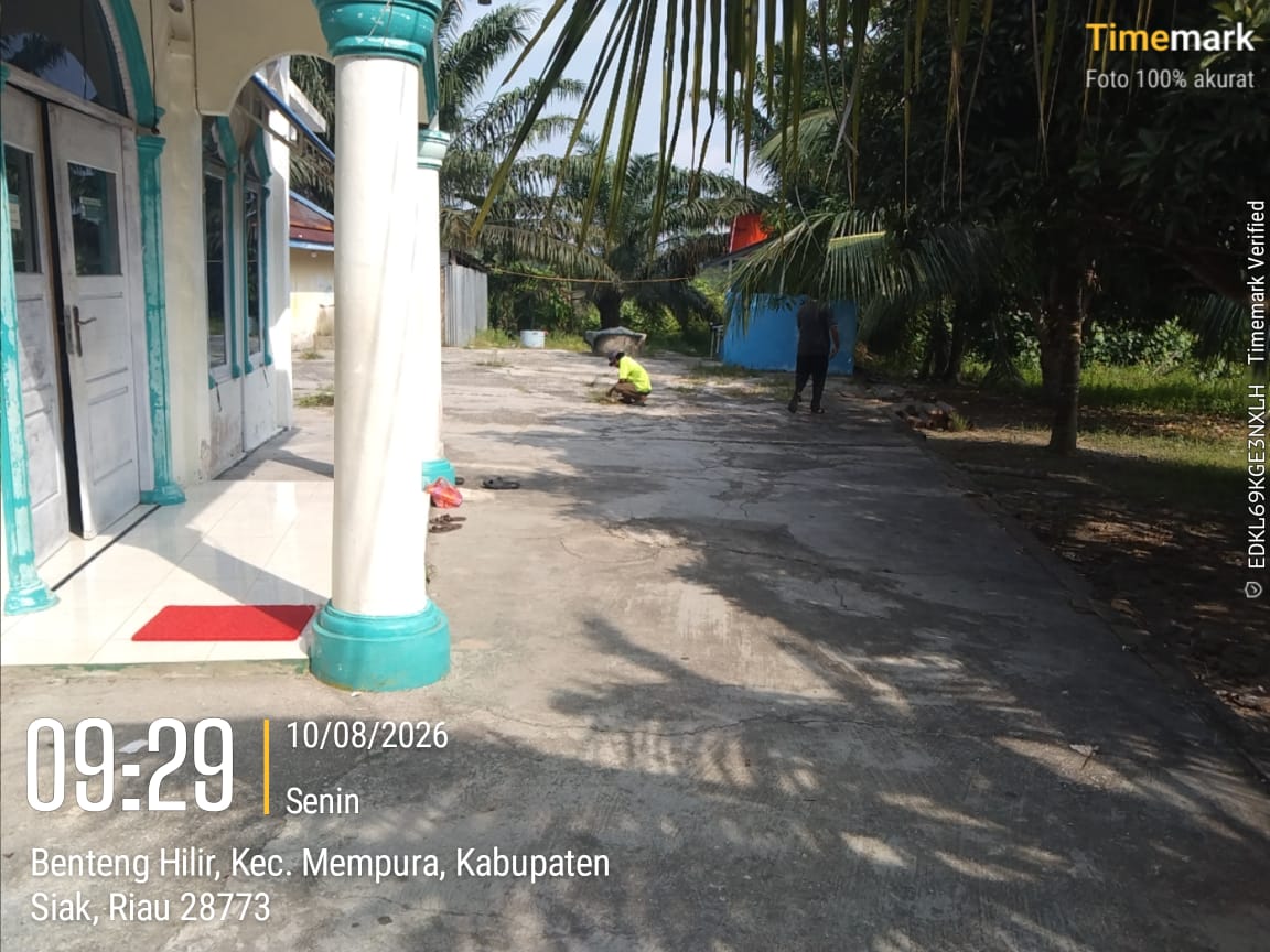 Dokumentasi kegiatan gerakan bersih bersih Masjid di Masjid Nurul Ikhlas Kampung Benteng Hilir