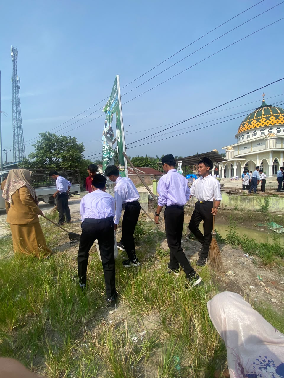 Gerakan Bersih-Bersih Masjid di MASJID AR-RAHMAN KAMPUNG PENCING BEKULO  KECAMATAN KANDIS KABUPATEN SIAK, Kecamatan Kandis — Aksi Seluruh Siswa dan Siswi, Majelis Guru dan TU