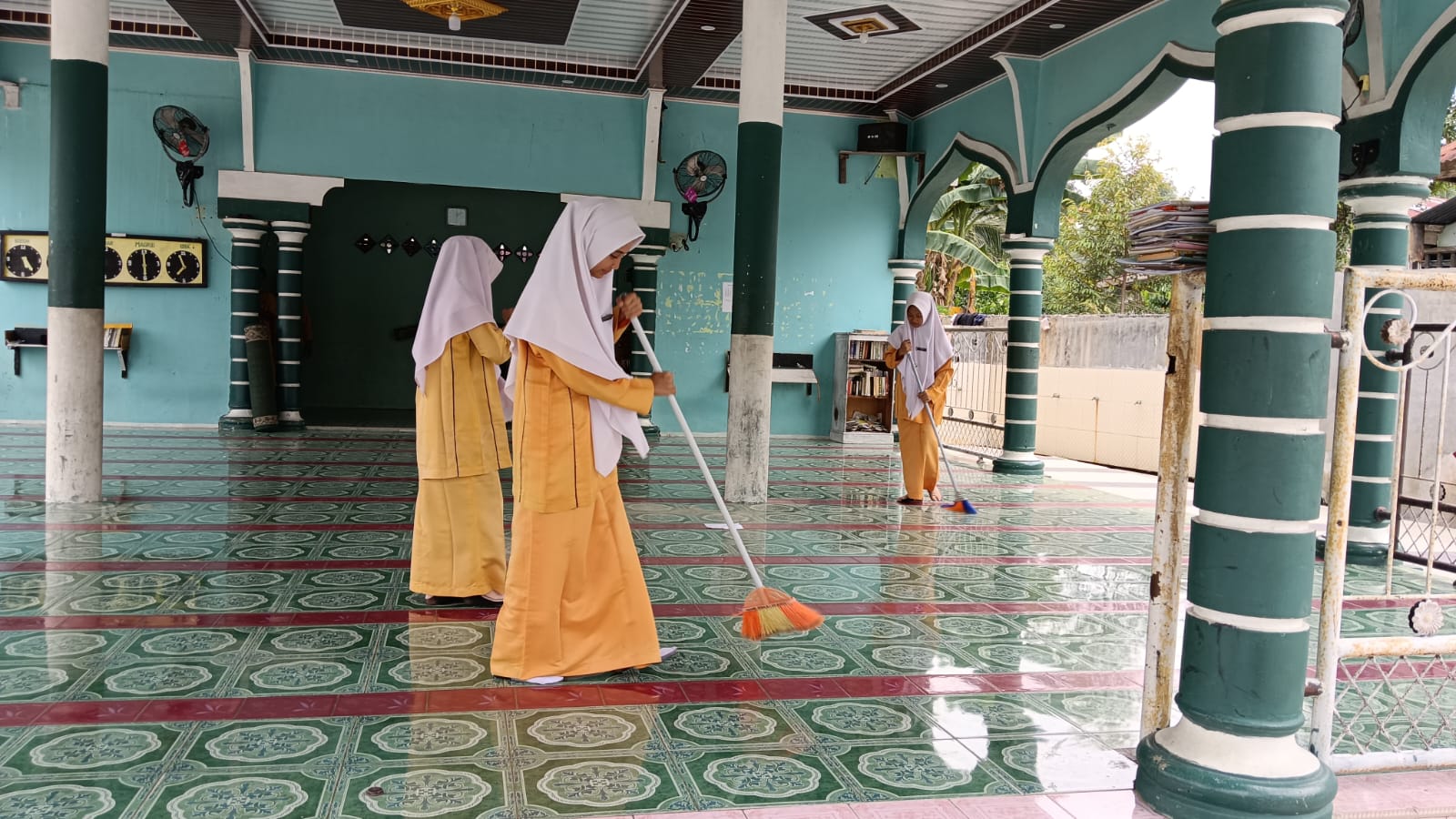 Dokumentasi kegiatan Gerakan Bersih-Bersih Masjid (GEBER MAS) MAS Al-Amin Rawang Kao