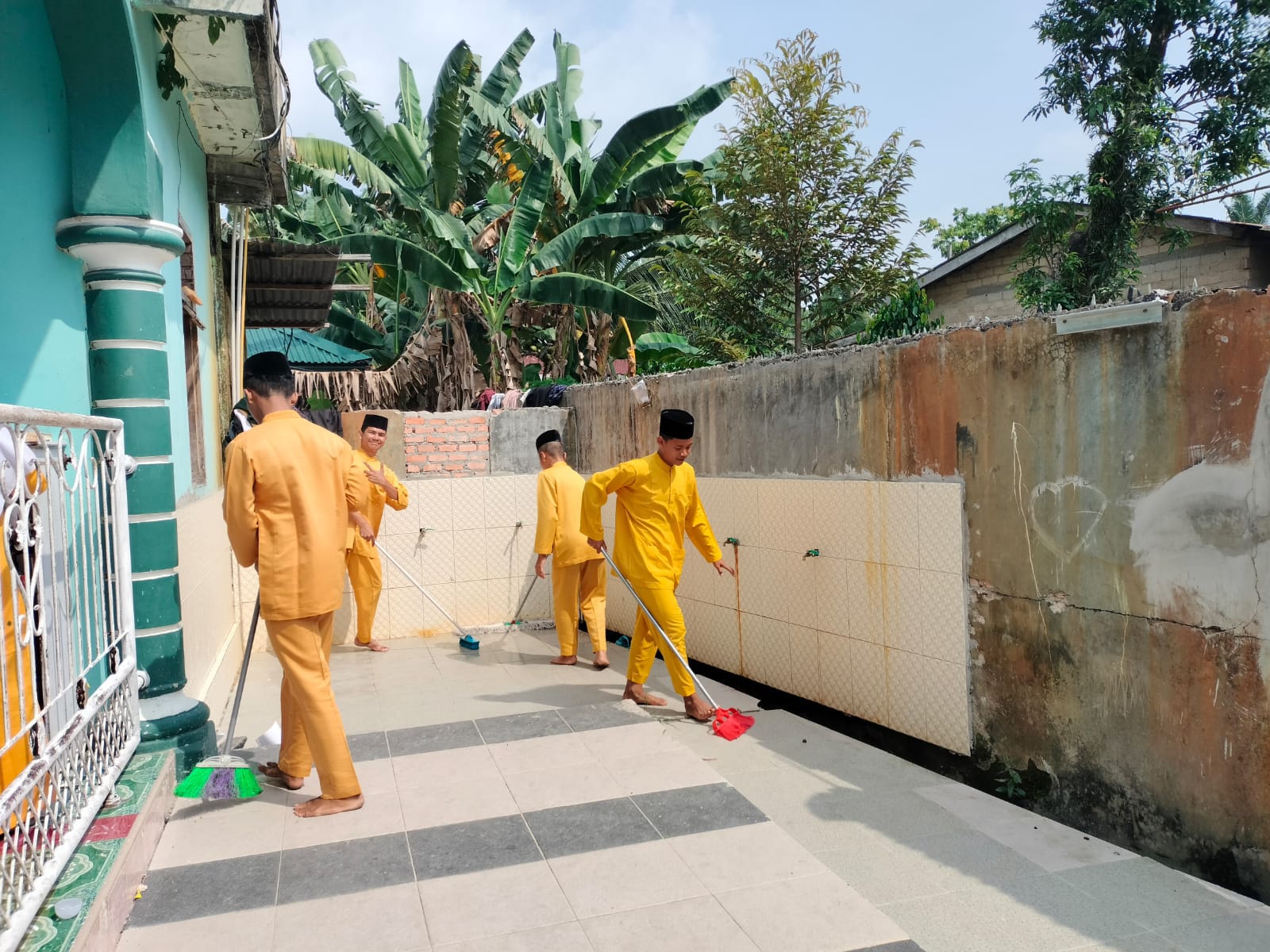 Dokumentasi kegiatan Gerakan Bersih-Bersih Masjid (GEBER MAS) MAS Al-Amin Rawang Kao