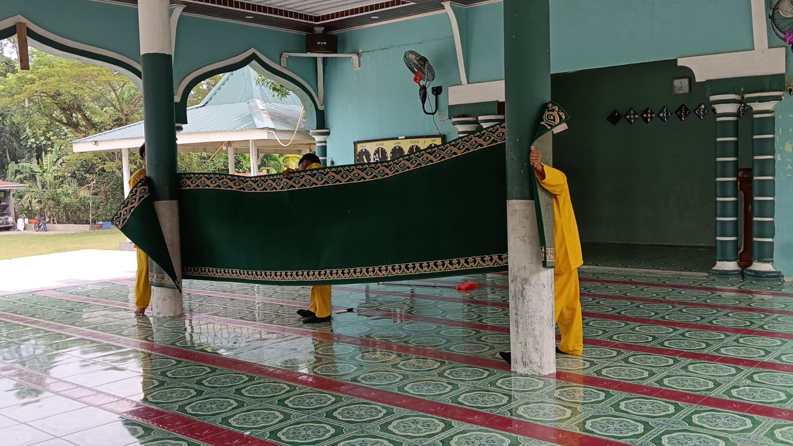Dokumentasi kegiatan Gerakan Bersih-Bersih Masjid (GEBER MAS) MAS Al-Amin Rawang Kao