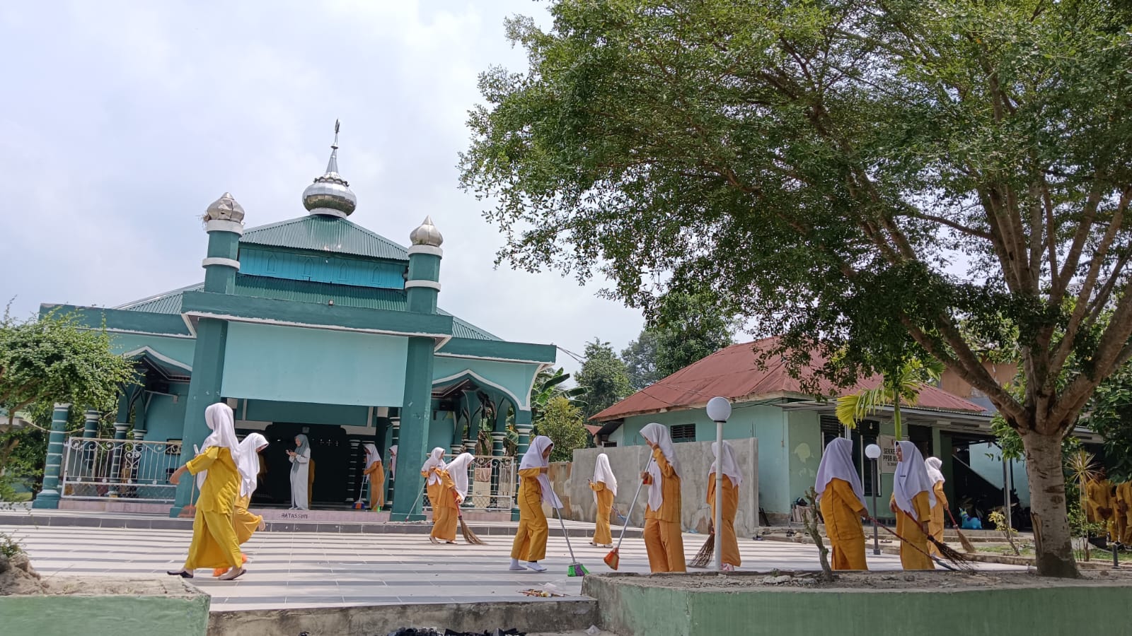 Dokumentasi kegiatan Gerakan Bersih-Bersih Masjid (GEBER MAS) MAS Al-Amin Rawang Kao