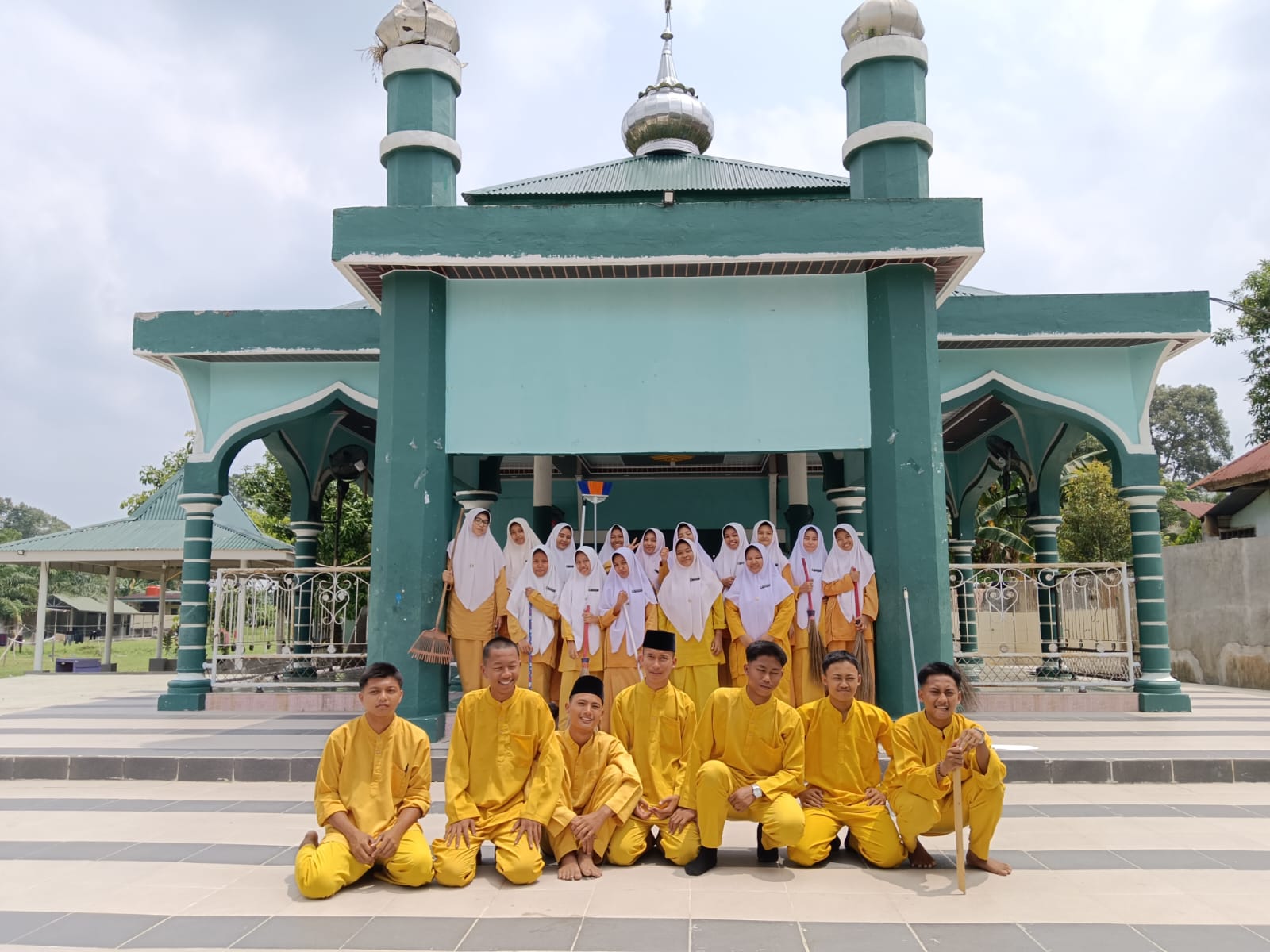 Dokumentasi kegiatan Gerakan Bersih-Bersih Masjid (GEBER MAS) MAS Al-Amin Rawang Kao
