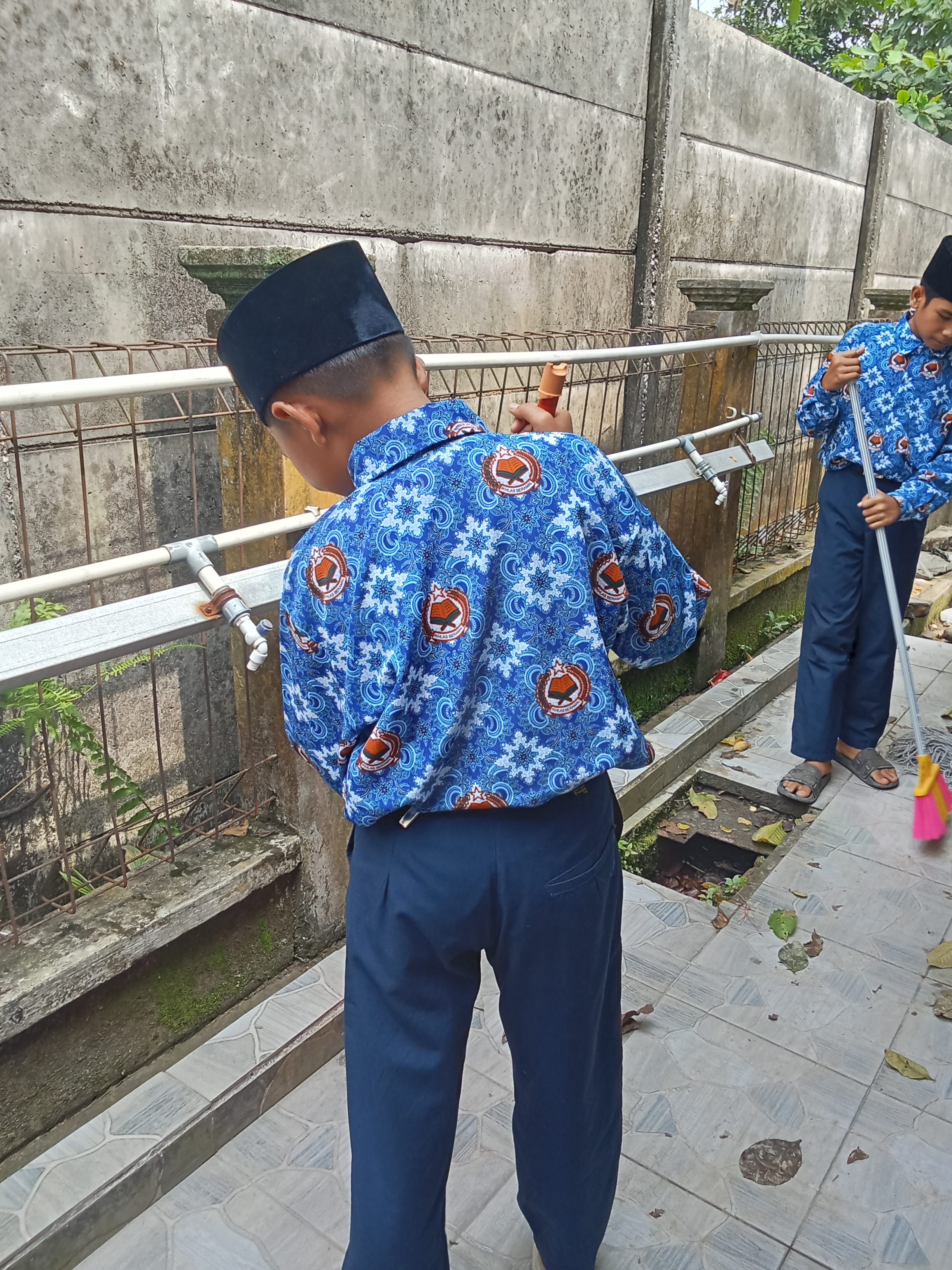 Dokumentasi kegiatan Membersihkan Mushalla