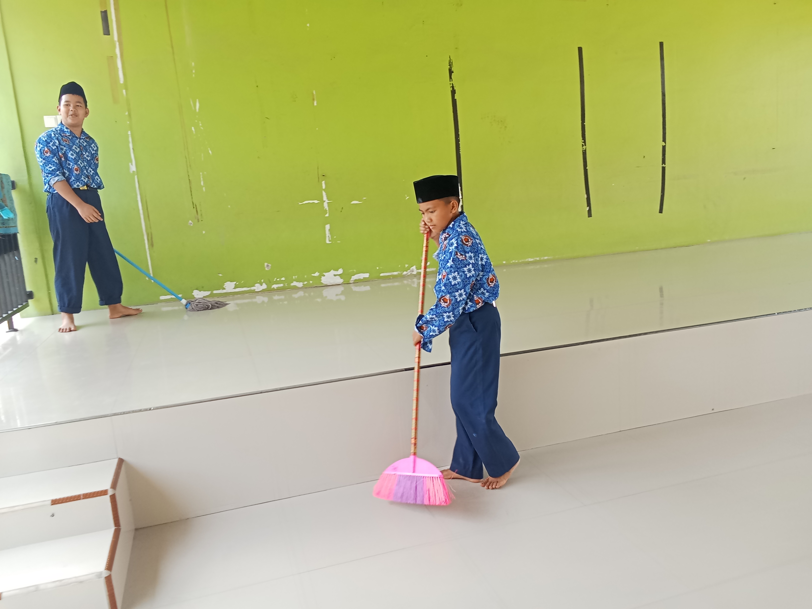 Dokumentasi kegiatan Membersihkan Mushalla