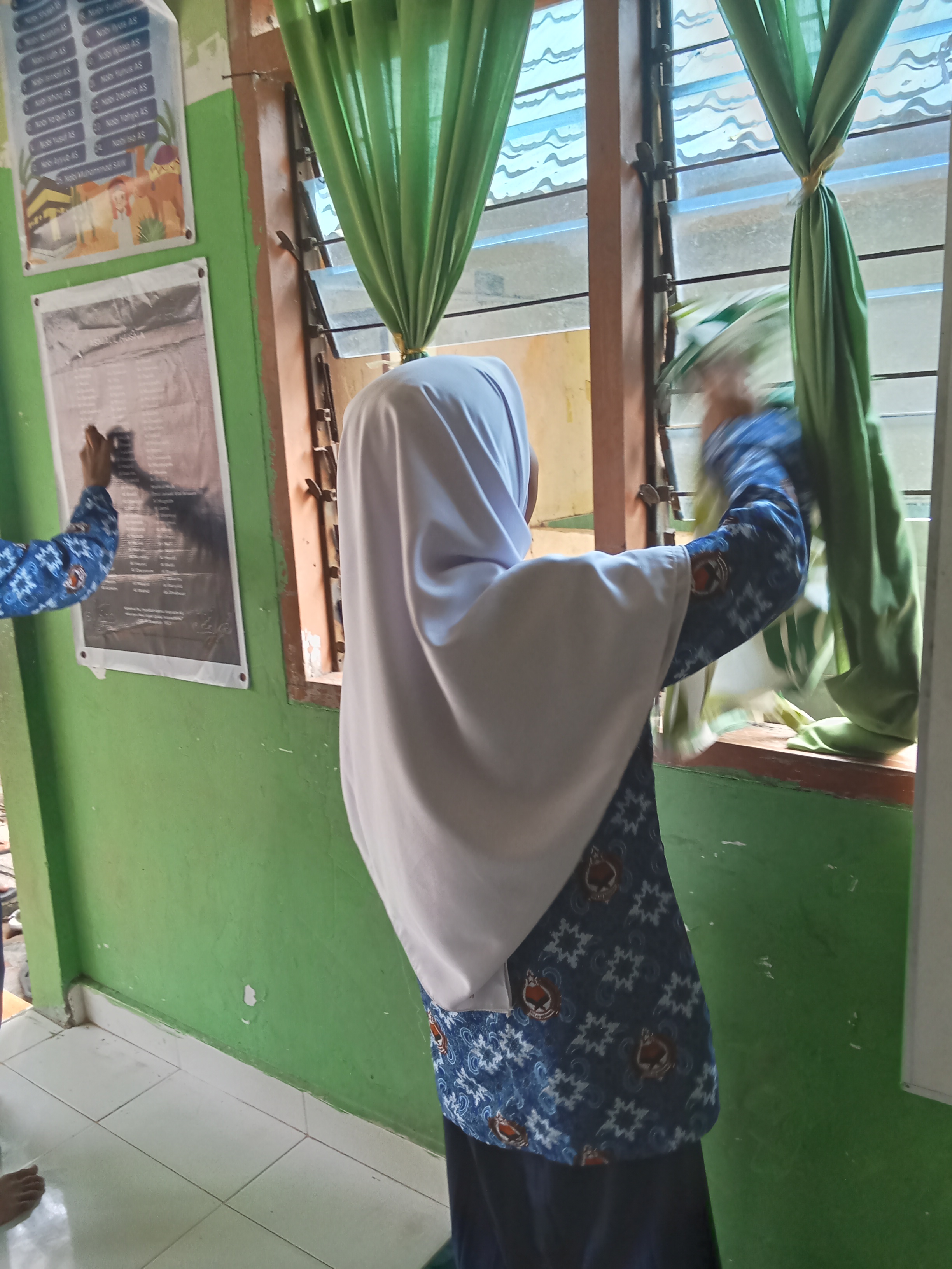 Dokumentasi kegiatan Membersihkan Mushalla
