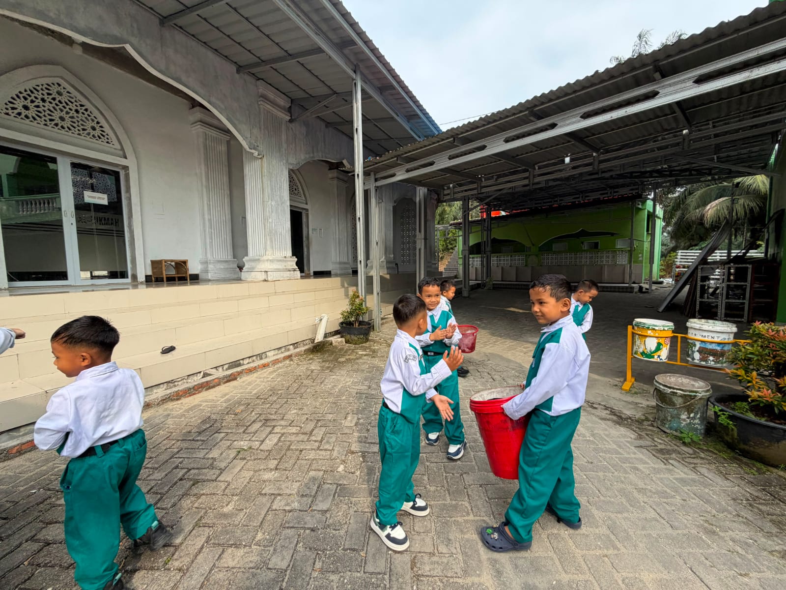Dokumentasi kegiatan GERAKAN BERSIH-BERSIH MASJID ( GEBERMAS )