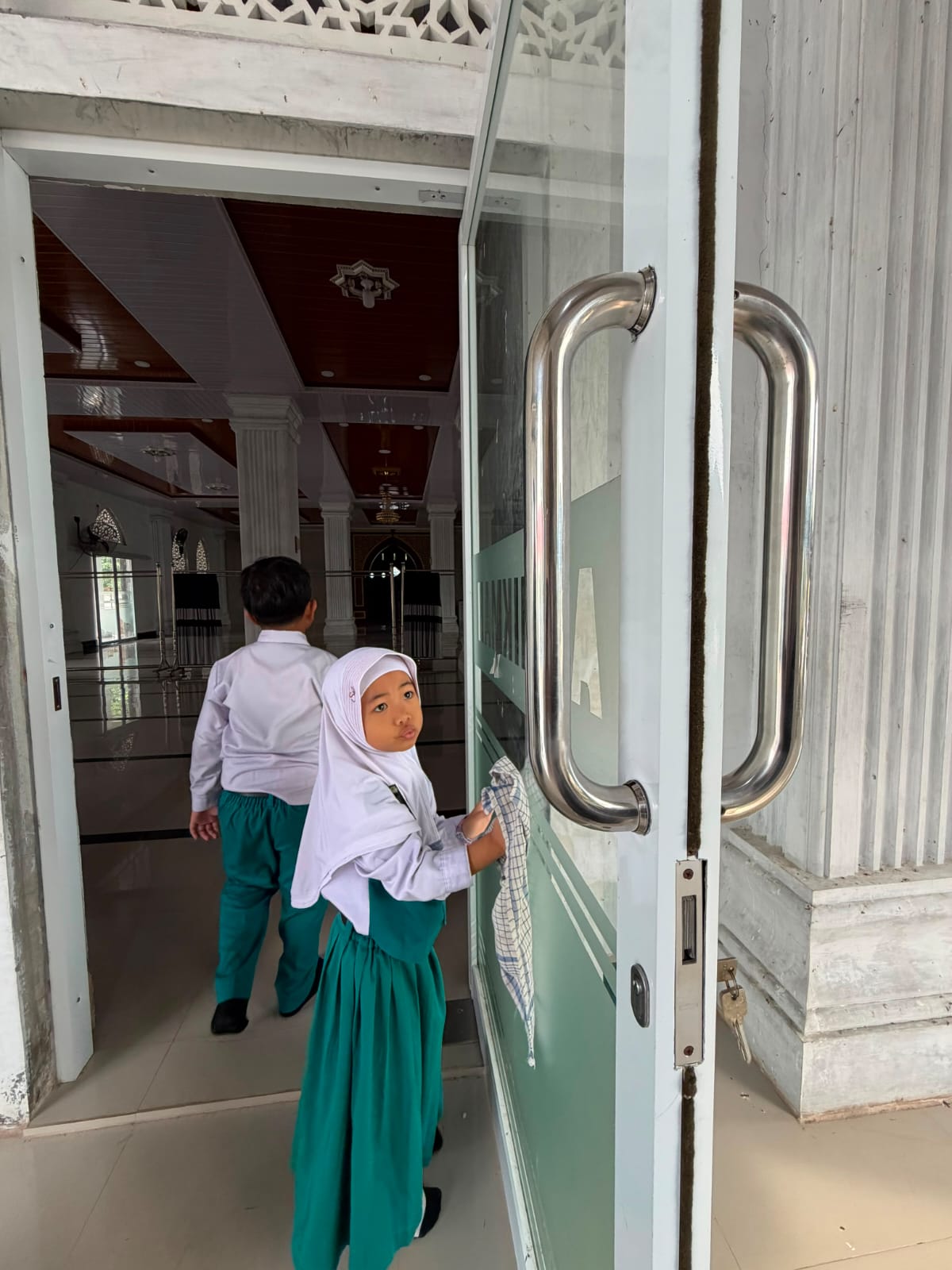 Dokumentasi kegiatan GERAKAN BERSIH-BERSIH MASJID ( GEBERMAS )