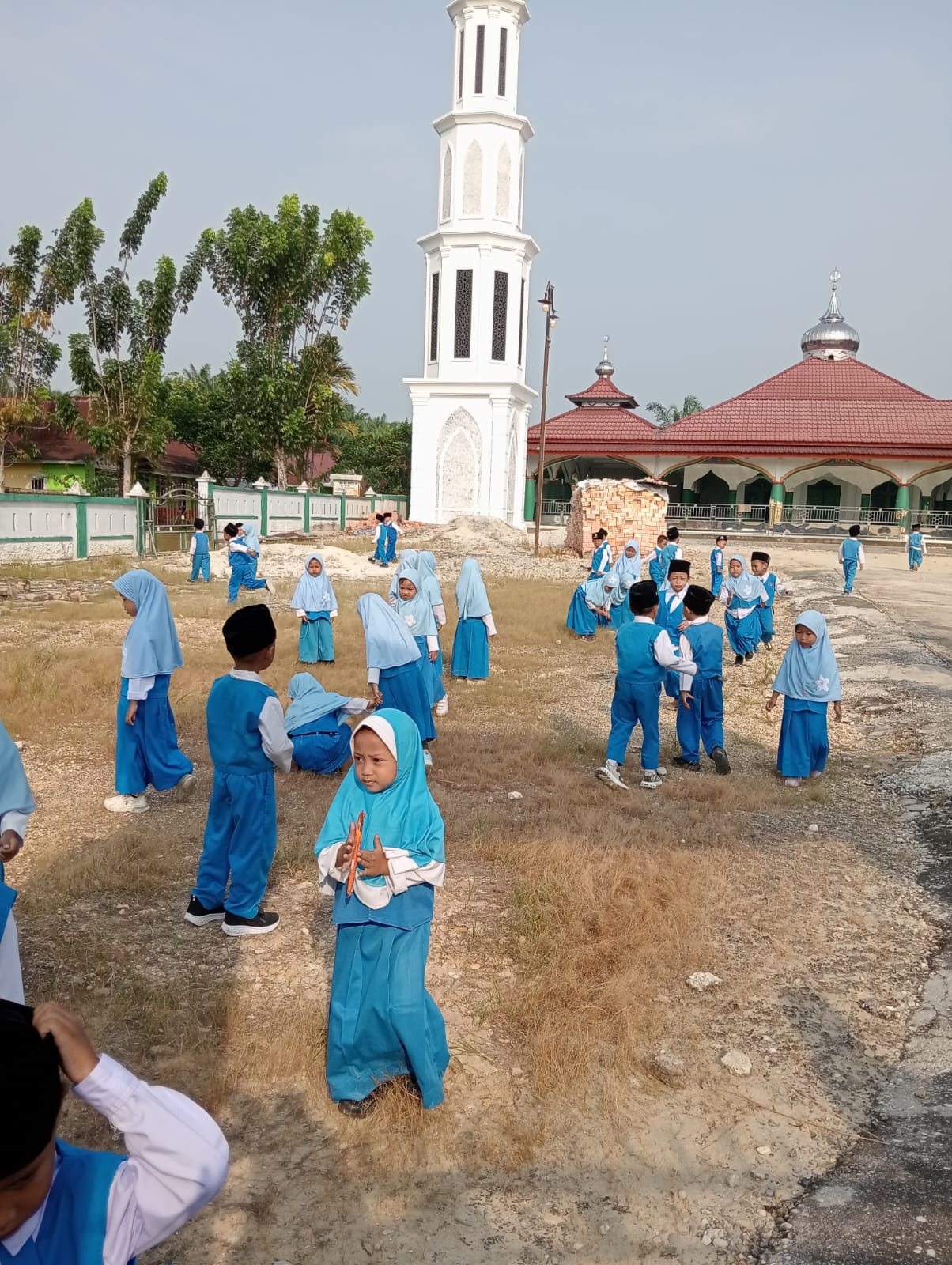 Gerakan Bersih-Bersih Masjid di masjid albarokah kampung rawang kao, Kecamatan Lubuk Dalam — Aksi guru dan  peserta didik