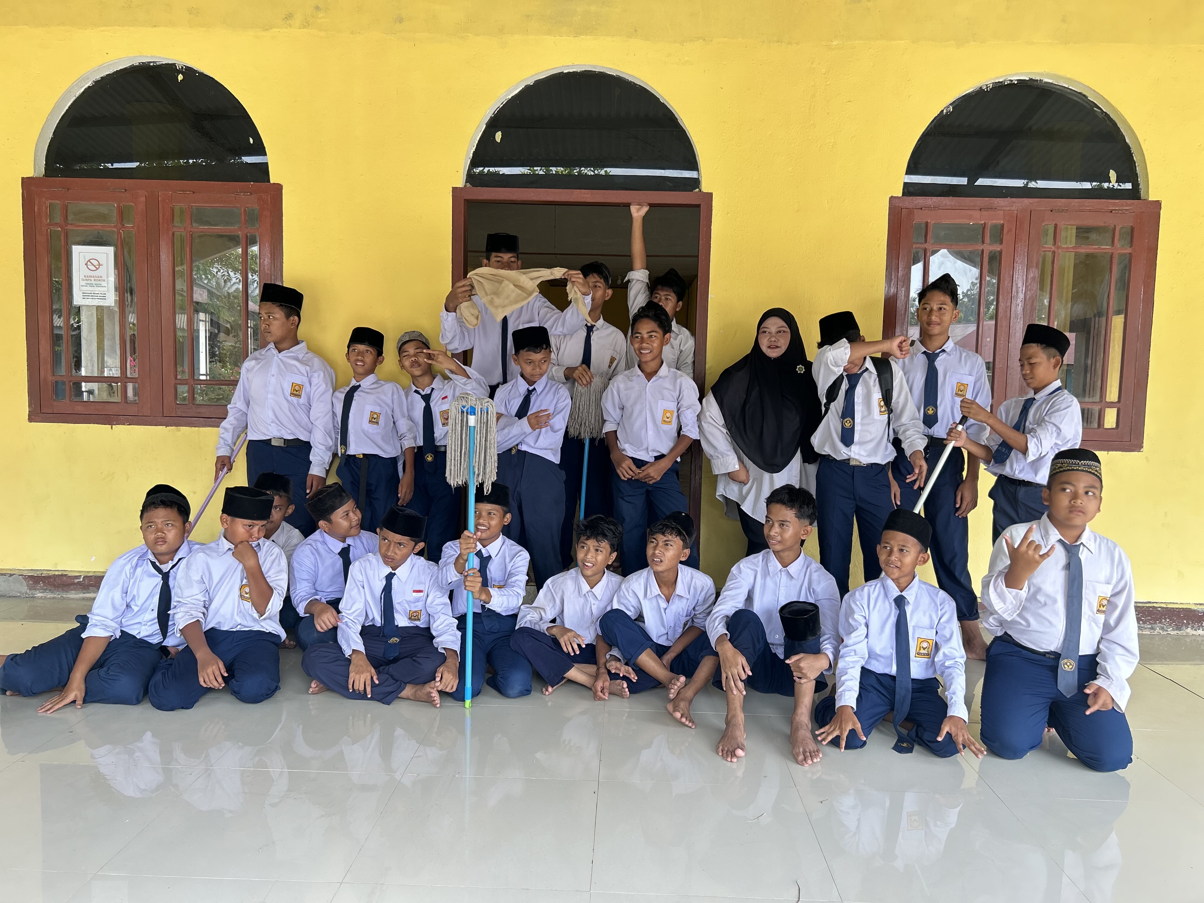 Dokumentasi kegiatan Gerakan Bersih-bersih masjid di Masjid Al-Falah Jatibaru
