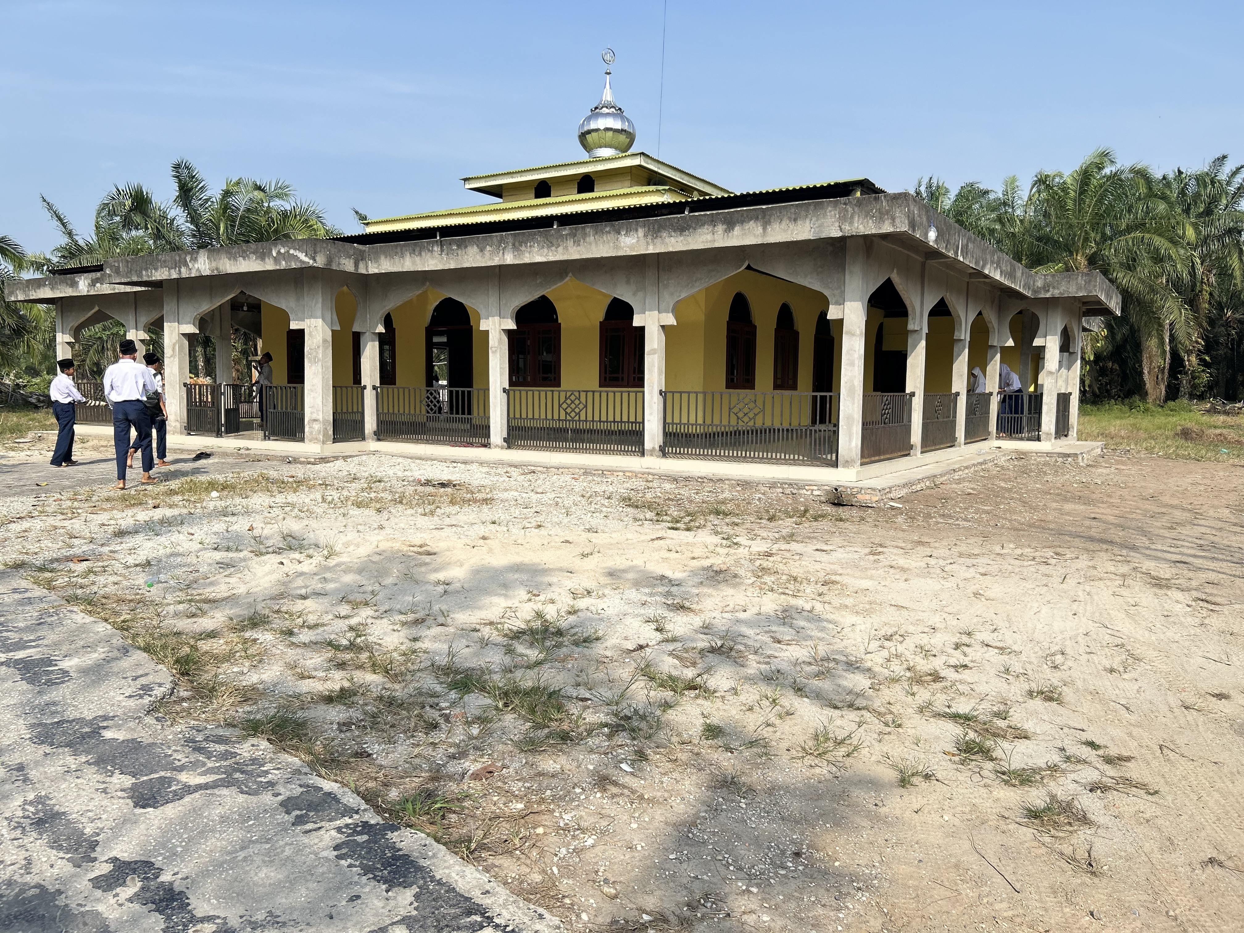 Gerakan Bersih-Bersih Masjid di Masjid Al-Falah, Kecamatan Bunga Raya — Aksi Guru dan Siswa MTs Muhammadiyah