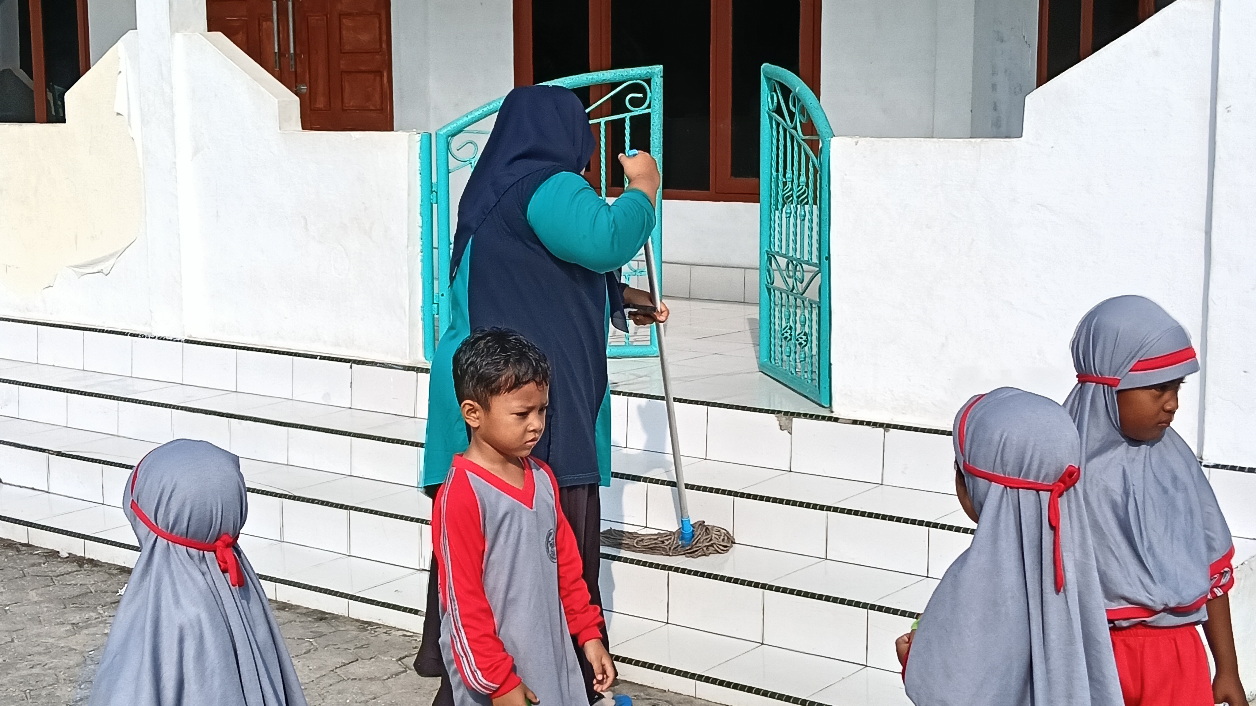 Dokumentasi kegiatan Gerakan bersih bersih masjid Ubudiyah PKS/Kebun SeI Buatan