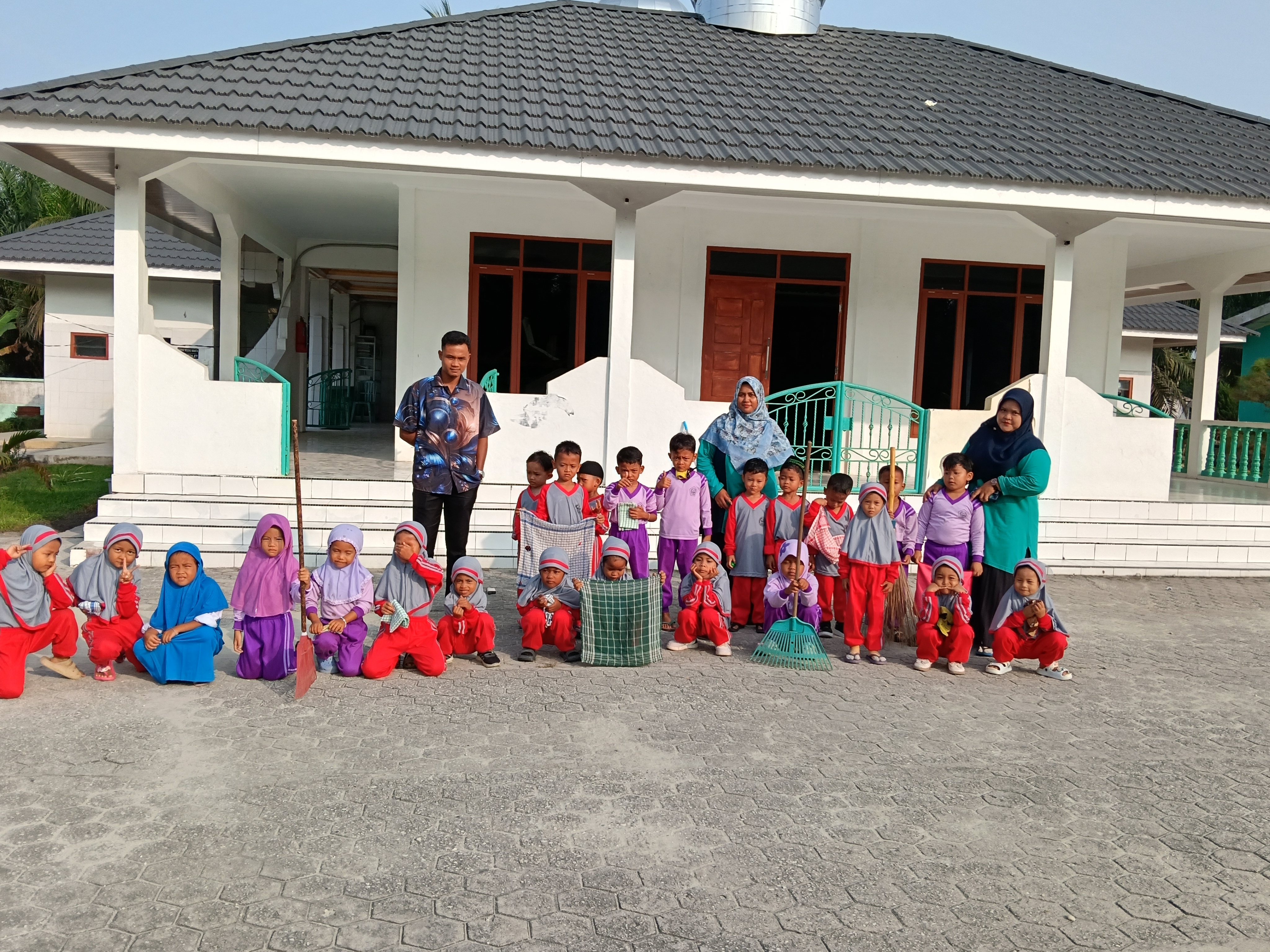 Gerakan Bersih-Bersih Masjid di Masjid Ubudiyah/PTPN IV Regional 3 Kebun SeI Buatan, Sawit Permai, Dayun, Siak, Kecamatan Dayun — Aksi Pengurus masjid, guru dan siswa RA AL-QUR'AN