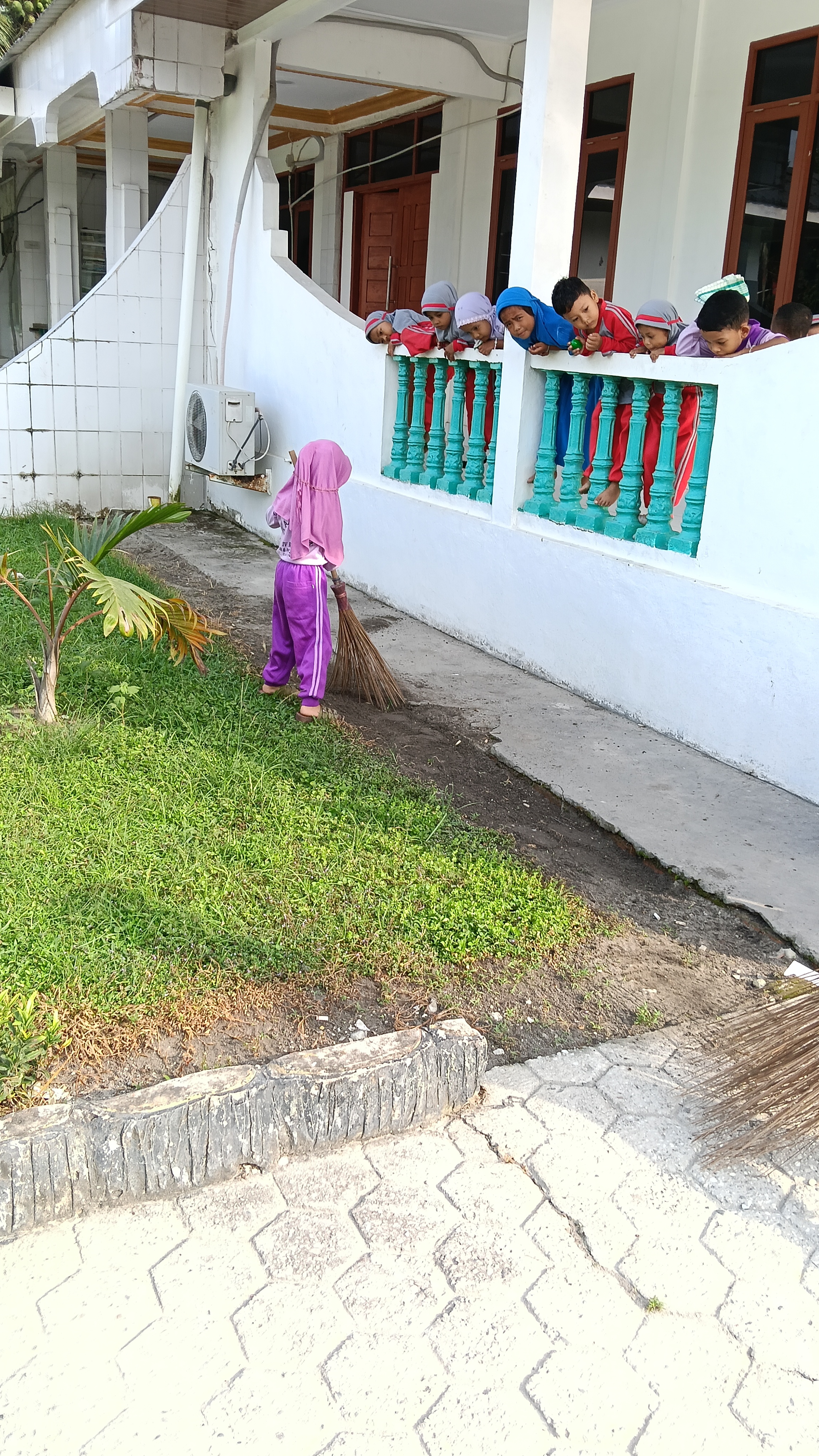 Dokumentasi kegiatan Gerakan bersih bersih masjid Ubudiyah PKS/Kebun SeI Buatan