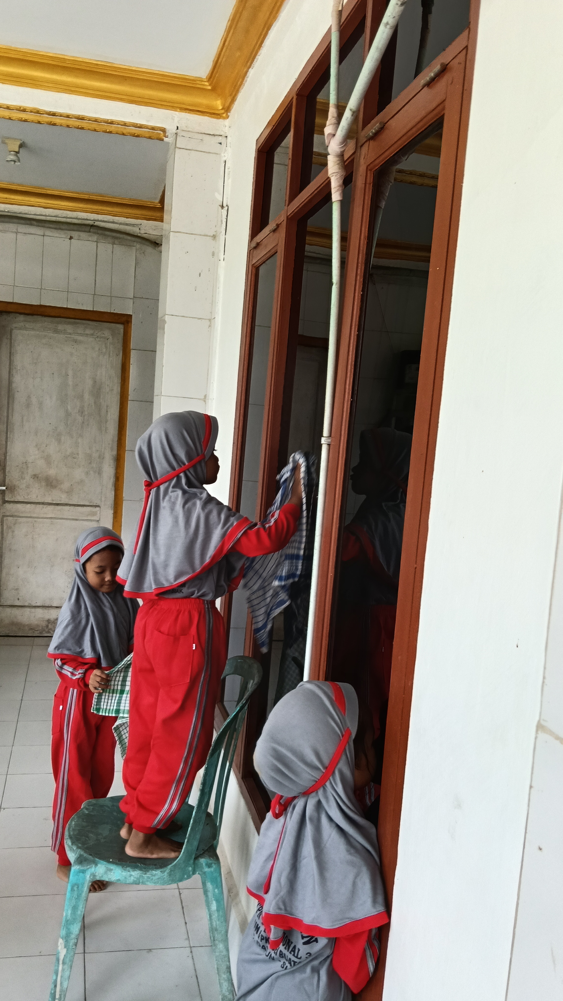 Dokumentasi kegiatan Gerakan bersih bersih masjid Ubudiyah PKS/Kebun SeI Buatan