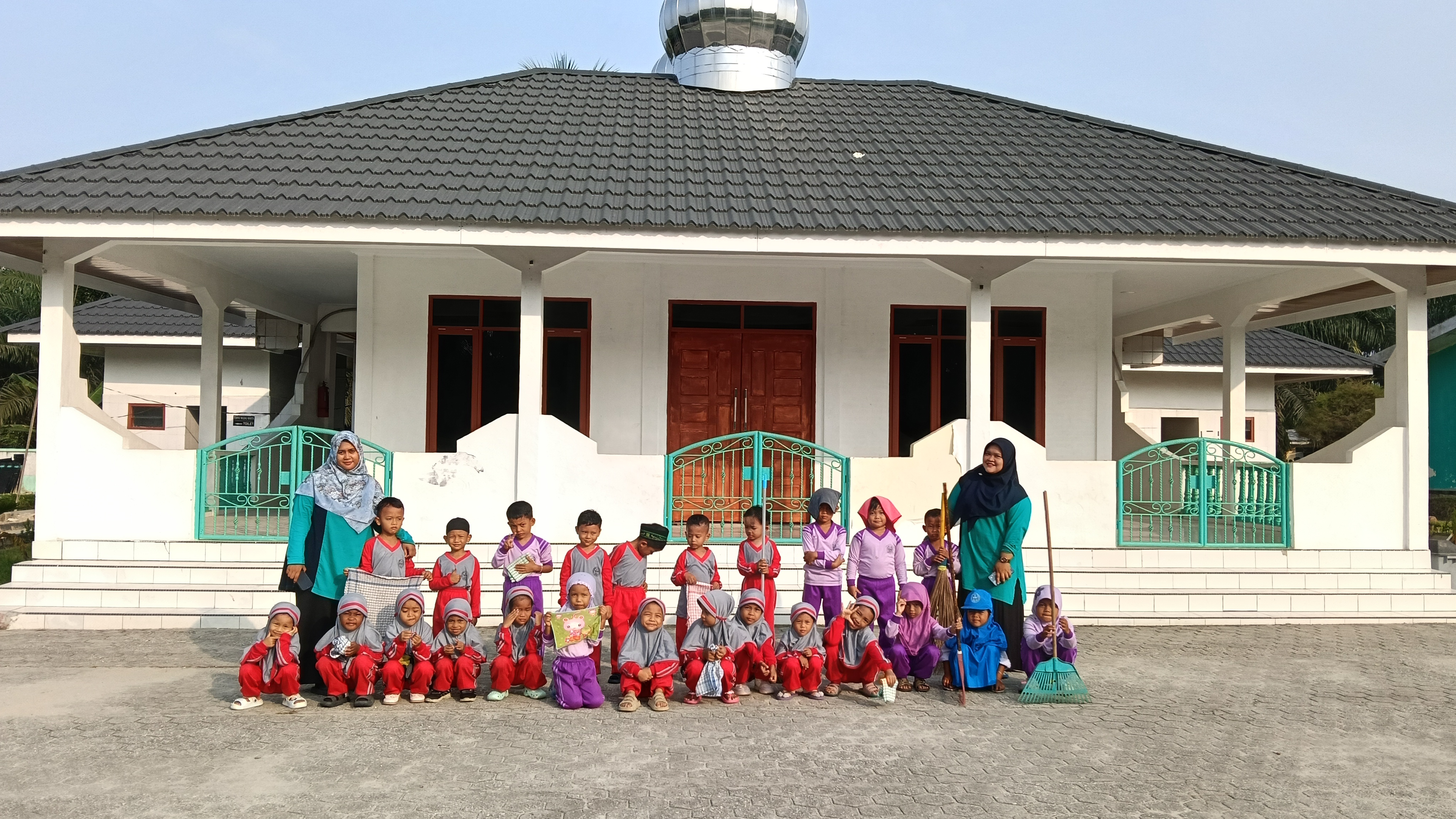 Dokumentasi kegiatan Gerakan bersih bersih masjid Ubudiyah PKS/Kebun SeI Buatan