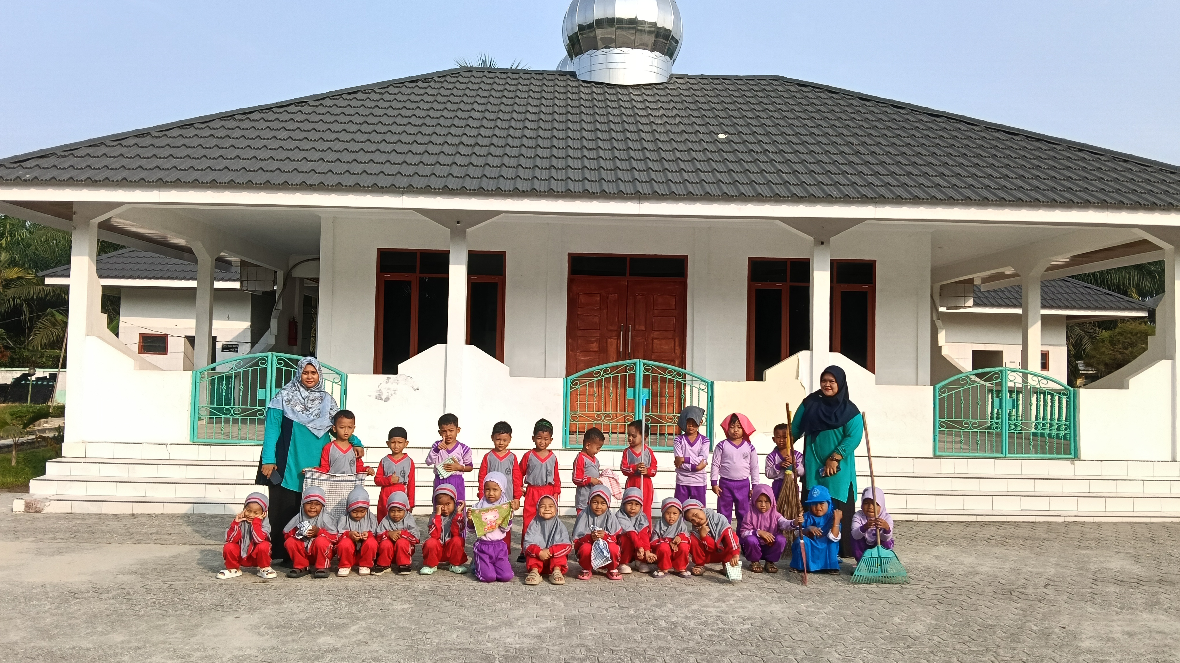 Dokumentasi kegiatan Gerakan bersih bersih masjid Ubudiyah PKS/Kebun SeI Buatan