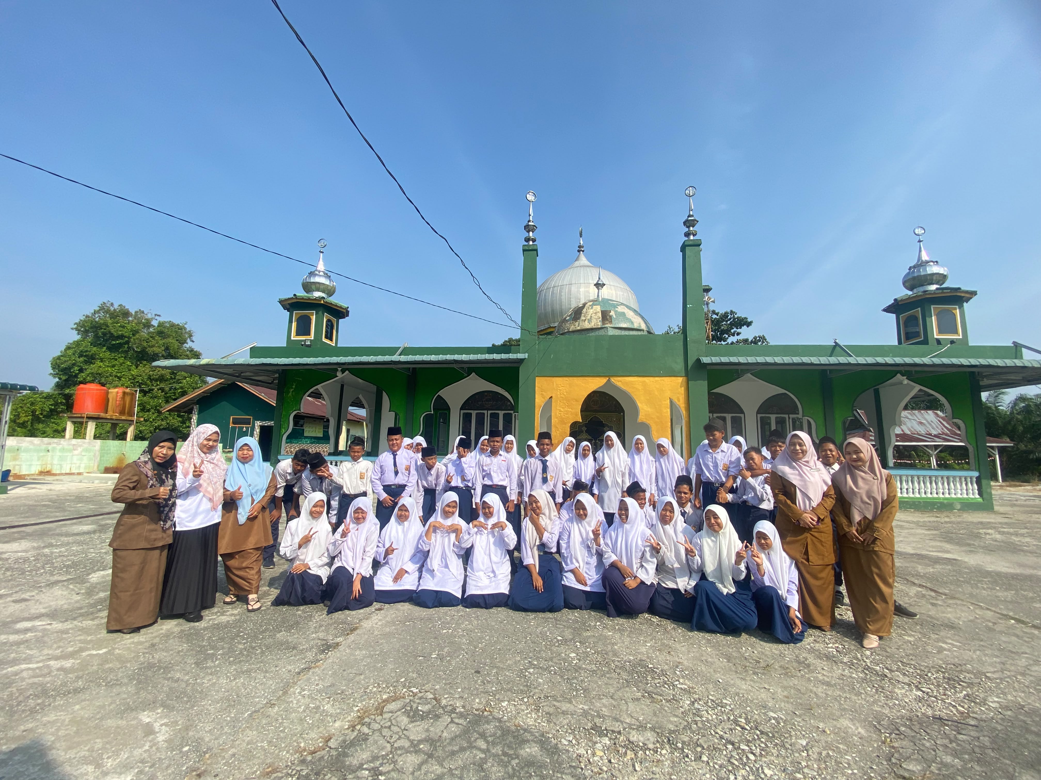 Dokumentasi kegiatan Gerakan bersih bersih di masjid baitulrrahim di kampung dusun pusako kec. pusako