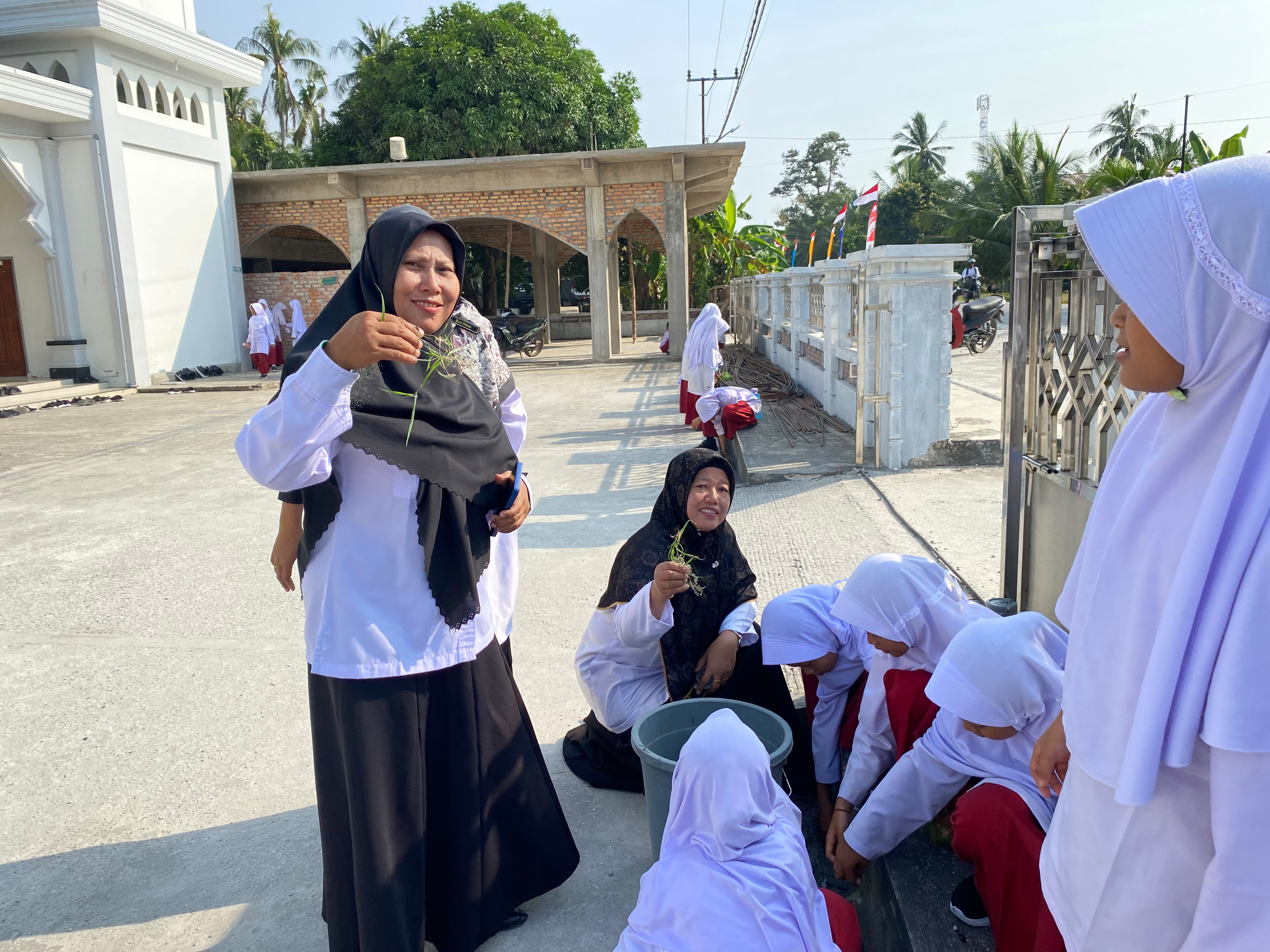 Gerakan Bersih-Bersih Masjid di Masjid Baiturrahman/ Sabak Permai, Kecamatan Sabak Auh — Aksi Pengurus masjid guru dan siswa MIN 1 Siak