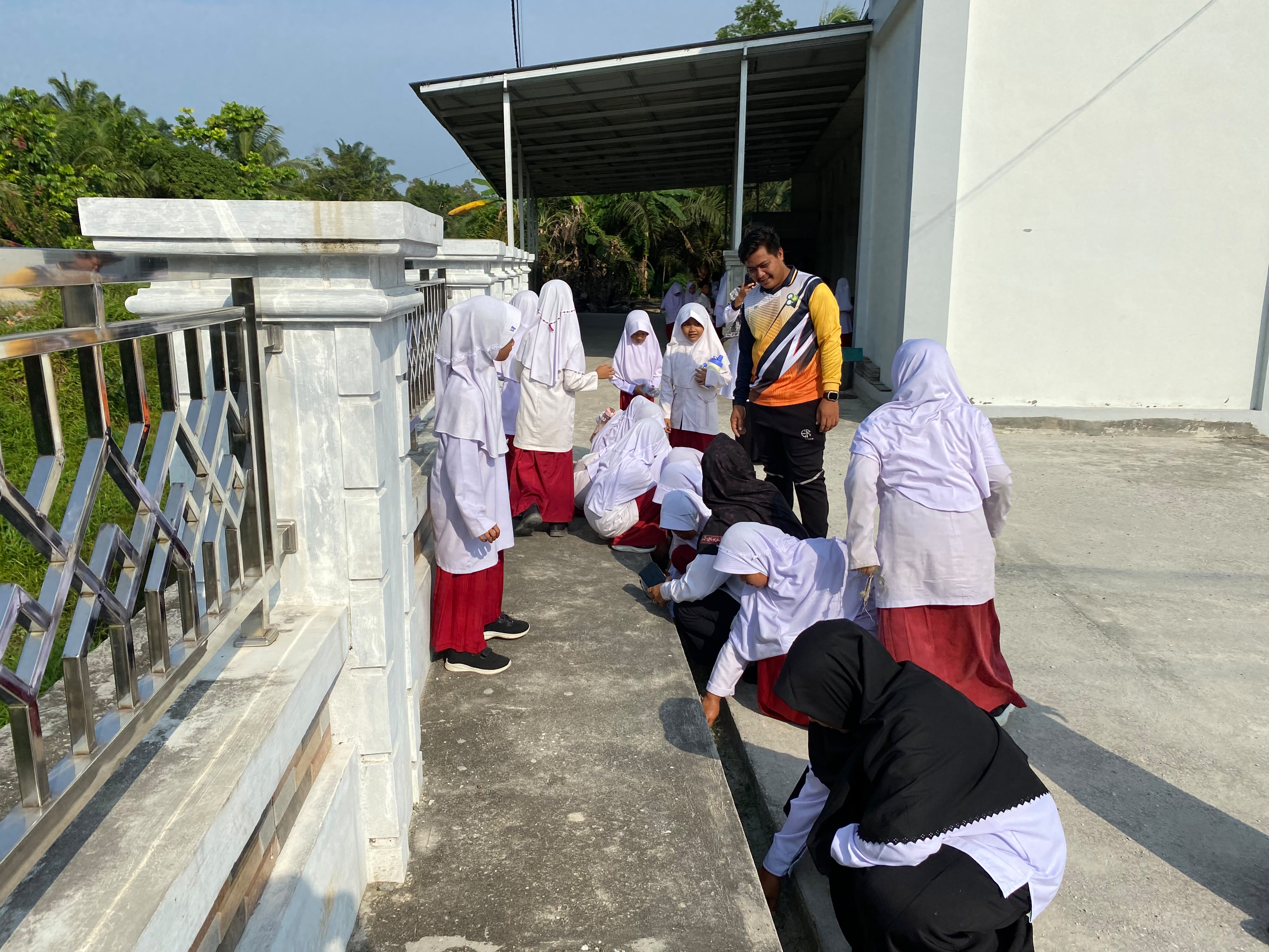 Dokumentasi kegiatan Gerakan Bersih-Bersih masjid