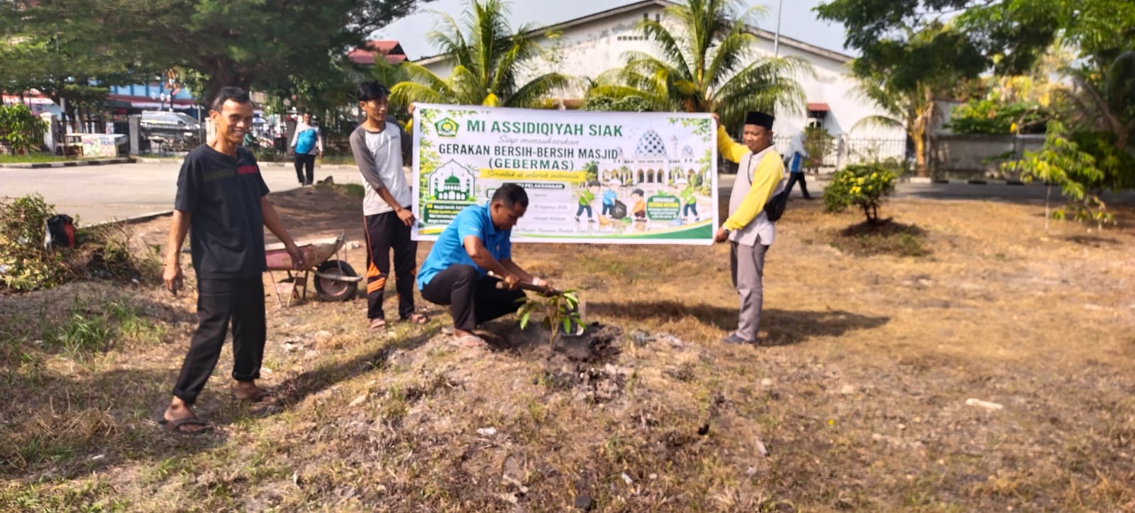 Dokumentasi kegiatan Gerakan Bersih-Bersih Masjid (GERMAS) di Lingkungan Masjid Al-Fattah