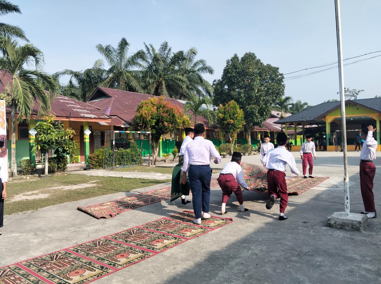 Dokumentasi kegiatan Gerakan Bersih-Bersih Masjid Masjid