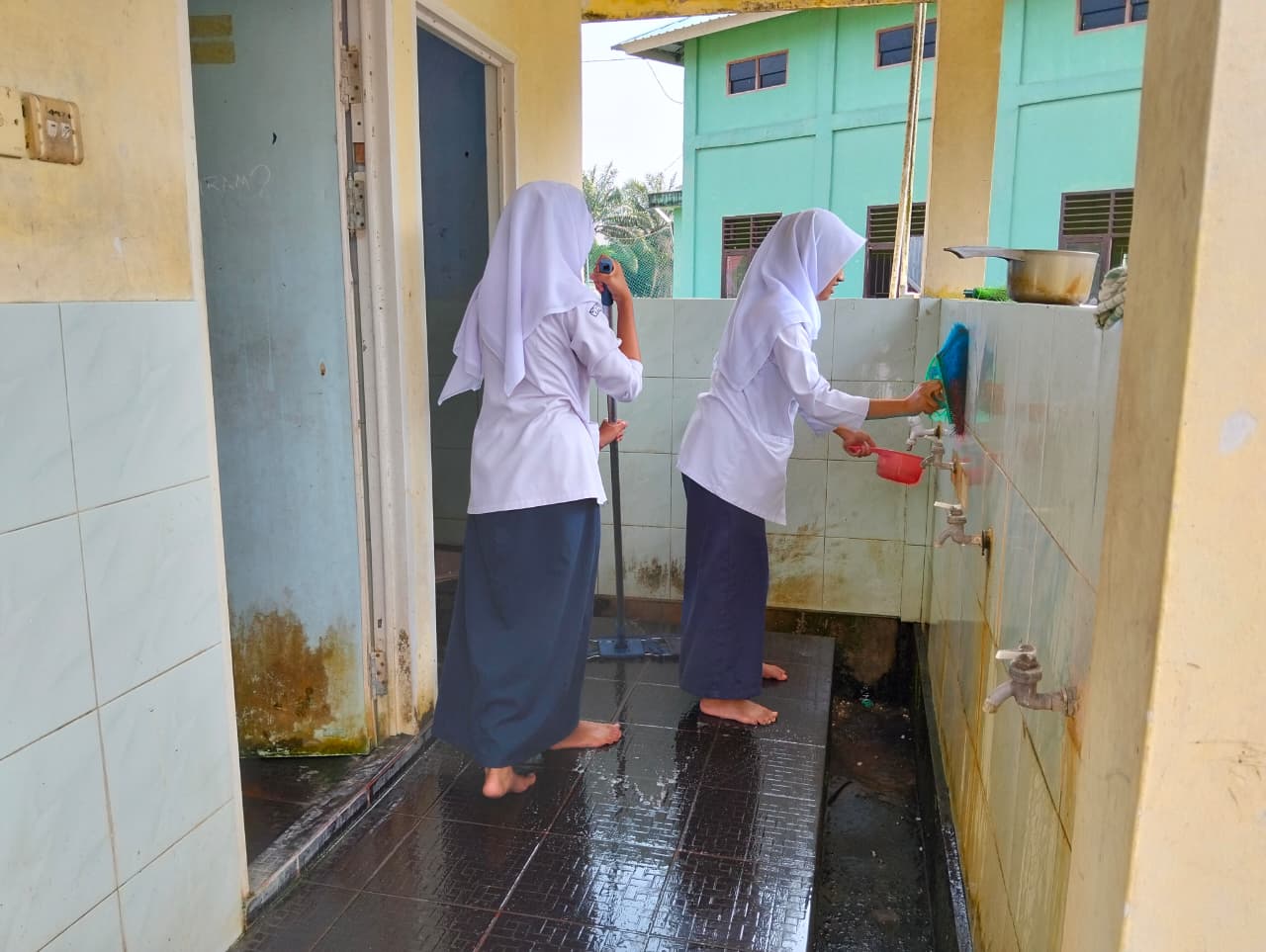 Dokumentasi kegiatan MTs Negeri 3 Siak _ Gerakan Bersih Bersih Mesjid  Al Muhajirin Kampung  Jayapura
