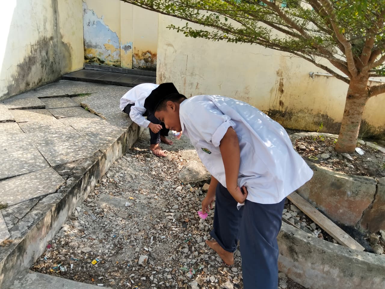 Dokumentasi kegiatan MTs Negeri 3 Siak _ Gerakan Bersih Bersih Mesjid  Al Muhajirin Kampung  Jayapura