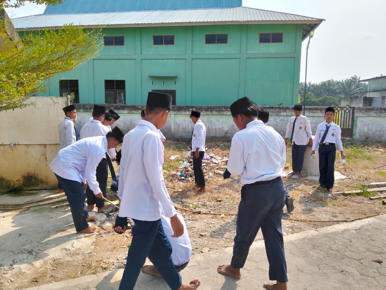 Dokumentasi kegiatan MTs Negeri 3 Siak _ Gerakan Bersih Bersih Mesjid  Al Muhajirin Kampung  Jayapura