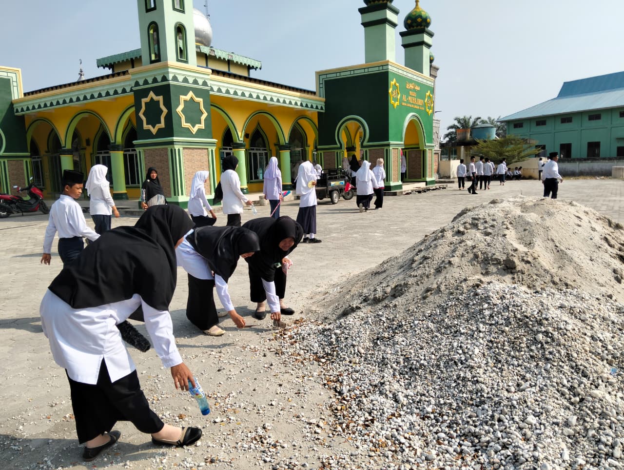 Gerakan Bersih-Bersih Masjid di Mesjid Al Muhajirin Kampung Jayapura, Kecamatan Bunga Raya — Aksi MTs Negeri 3 Siak