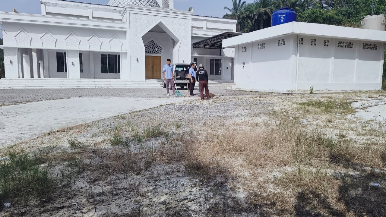 Dokumentasi kegiatan GEBER MASJID (Gerakan Bersih-Bersih Masjid) di Masjid Sabilul Jannah Batin Ahmad dang Kecamatan Kerinci Kanan