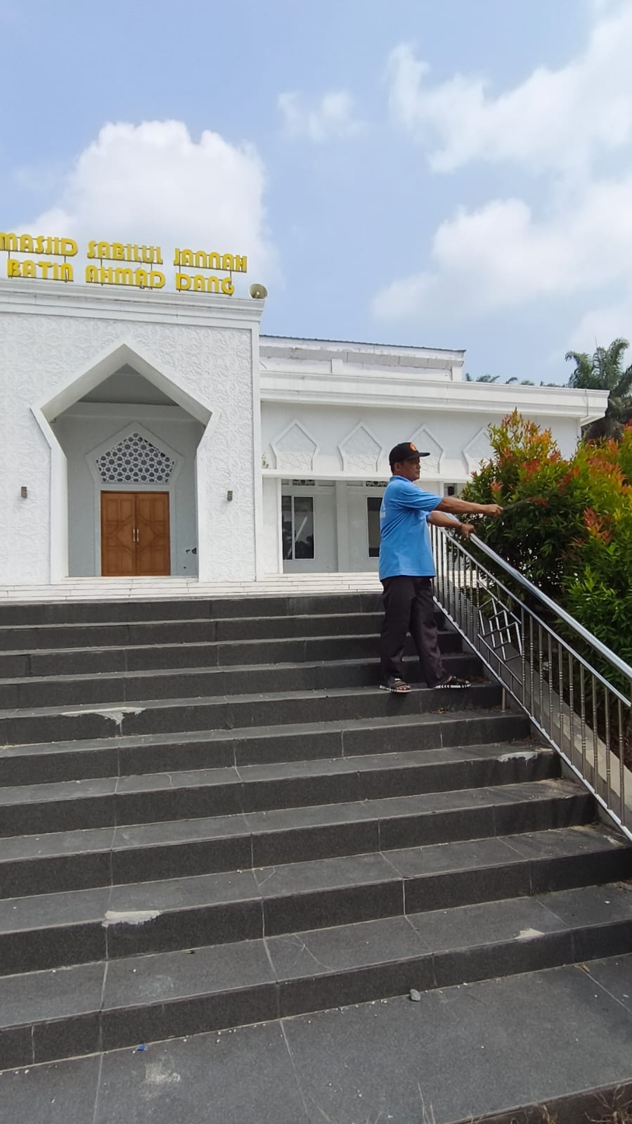 Dokumentasi kegiatan GEBER MASJID (Gerakan Bersih-Bersih Masjid) di Masjid Sabilul Jannah Batin Ahmad dang Kecamatan Kerinci Kanan