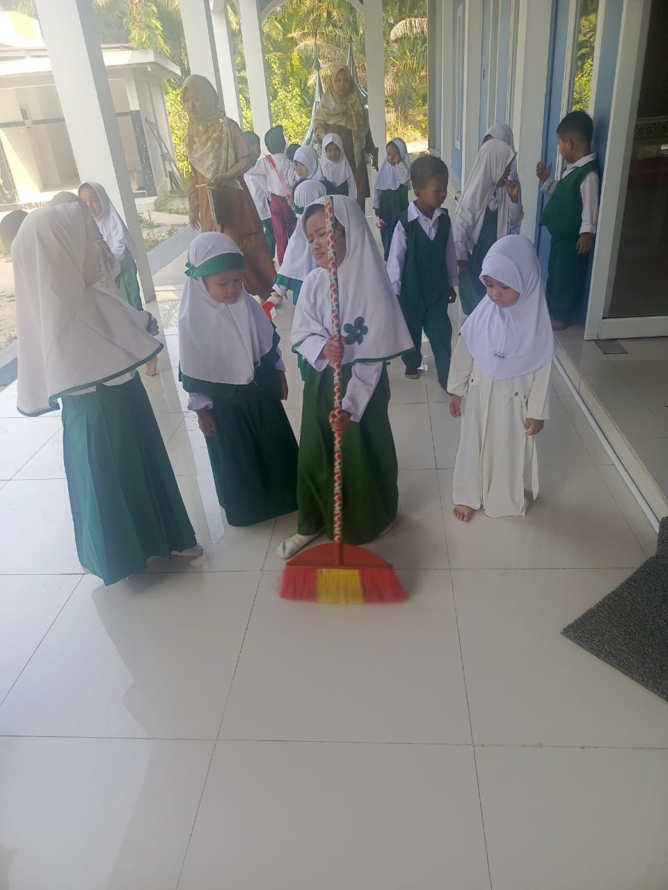 Dokumentasi kegiatan Gerakan bersih-bersih masjid Jami' Nurul Huda Kampung Rempak, Sabak Auh, Siak