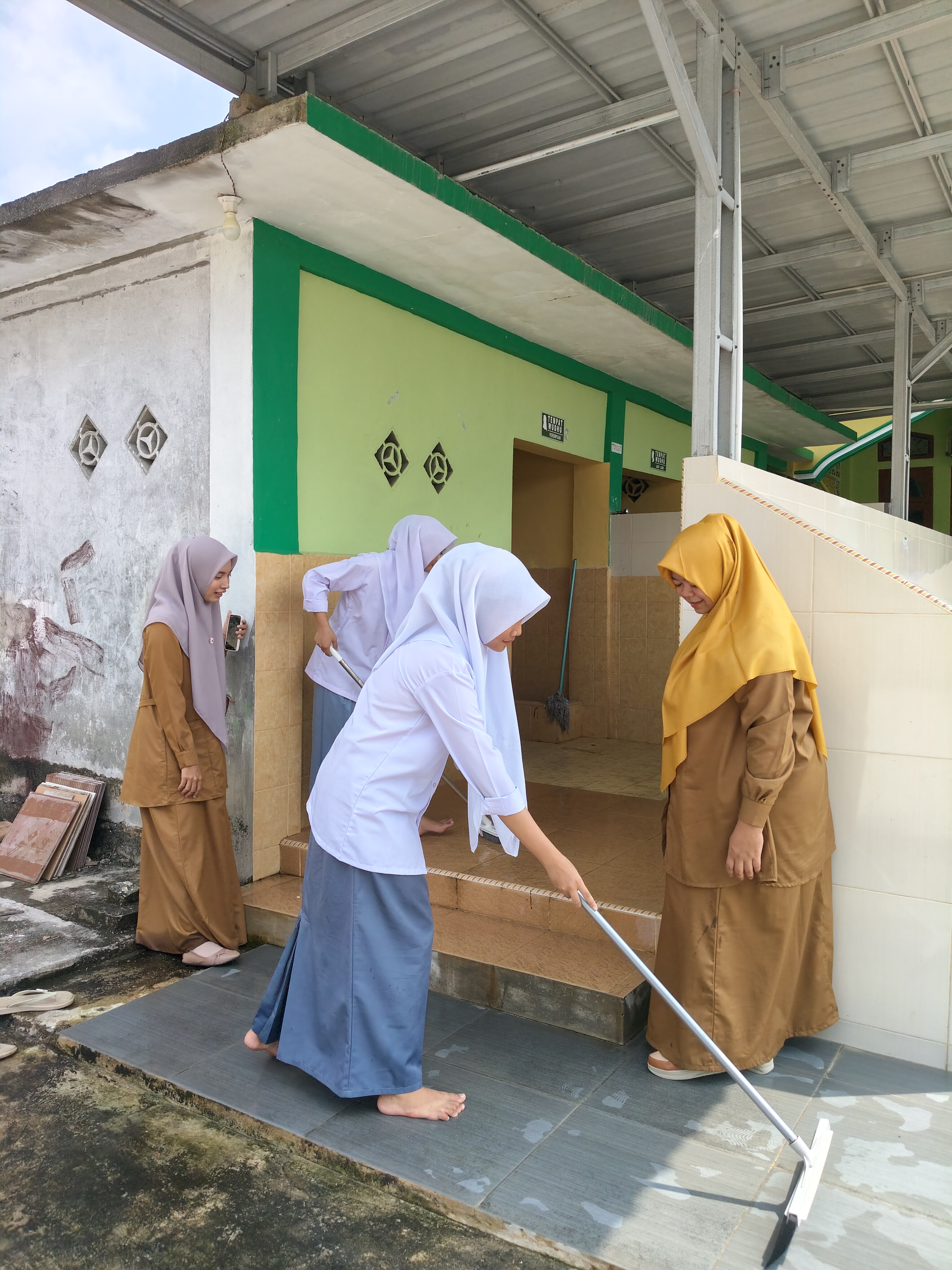 Dokumentasi kegiatan Bersih - bersih masjid Al-ikhlas