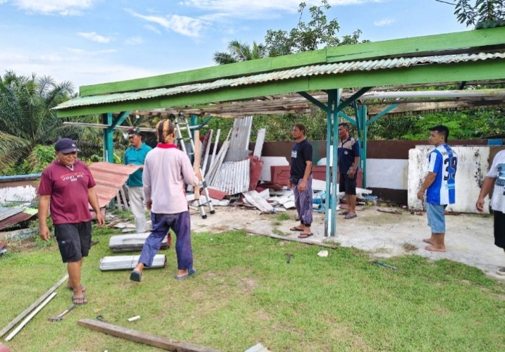 Gerakan Bersih-Bersih Masjid di Masjid Nurul Huda Kampung Sam Sam Kec. Kandis, Kecamatan Kandis — Aksi Penyuluh Agama Islam, Jama'ah, remaja masjid dan Santri MDA