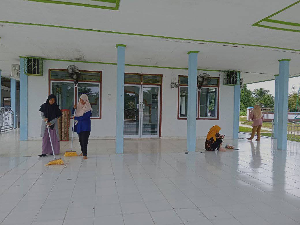 Dokumentasi kegiatan Gerakan Bersih-Bersih Masjid di Masjid Nurul Huda Kampung Sam Sam, Kec. Kandis
