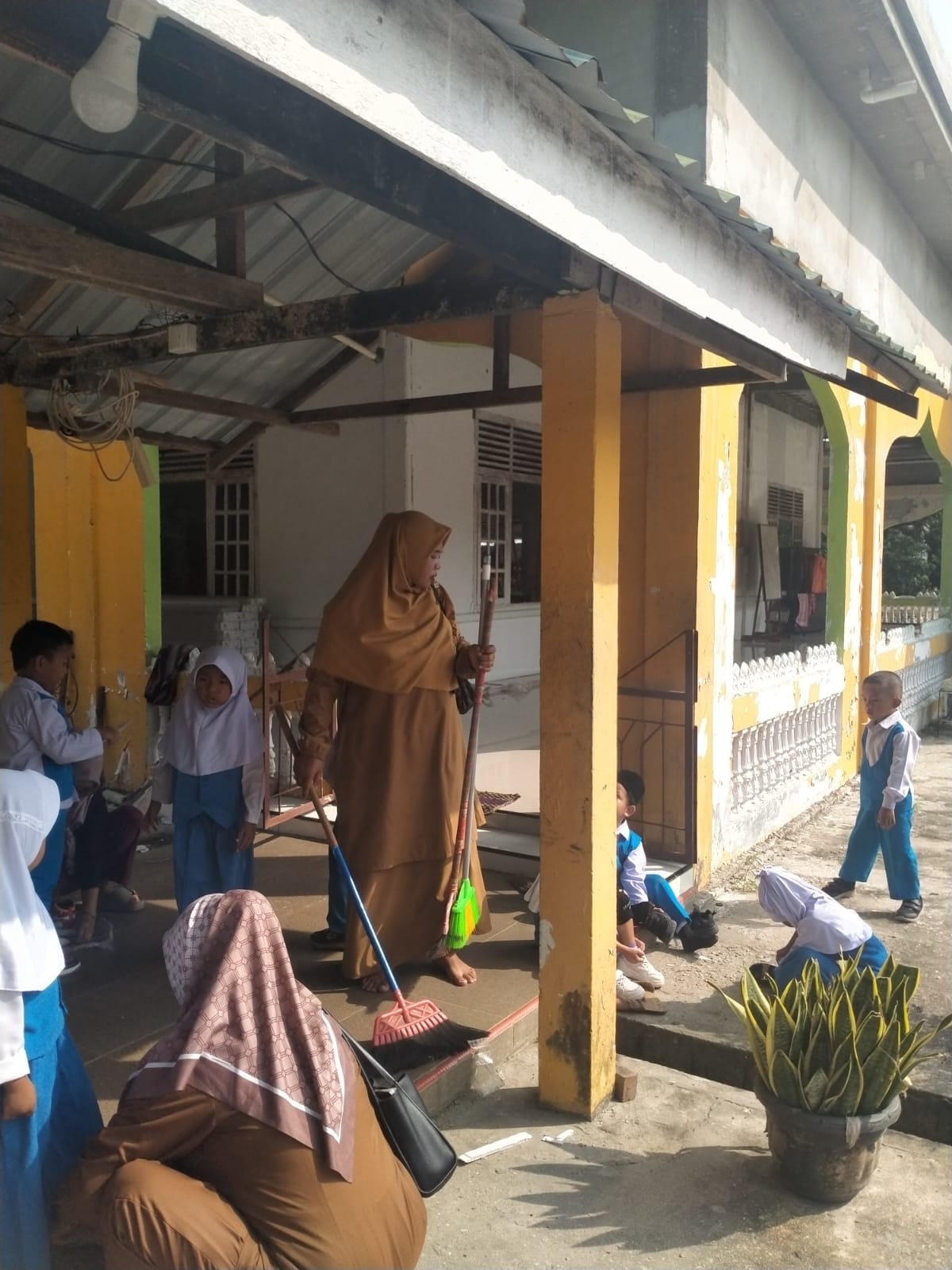 Dokumentasi kegiatan GERAKAN BERSIH BERSIH MASJID DI MASJID AL-MUSTAQIM KECAMATAN SUNGAI APIT