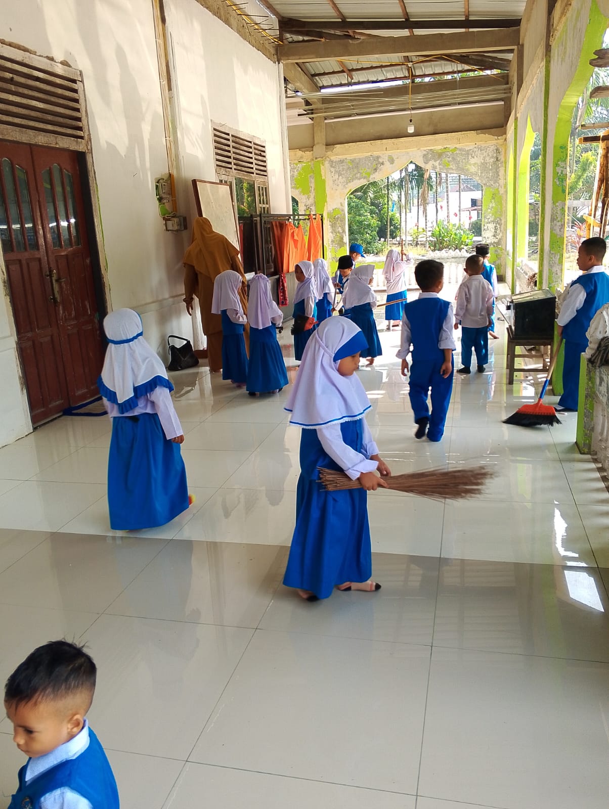 Dokumentasi kegiatan GERAKAN BERSIH BERSIH MASJID DI MASJID AL-MUSTAQIM KECAMATAN SUNGAI APIT