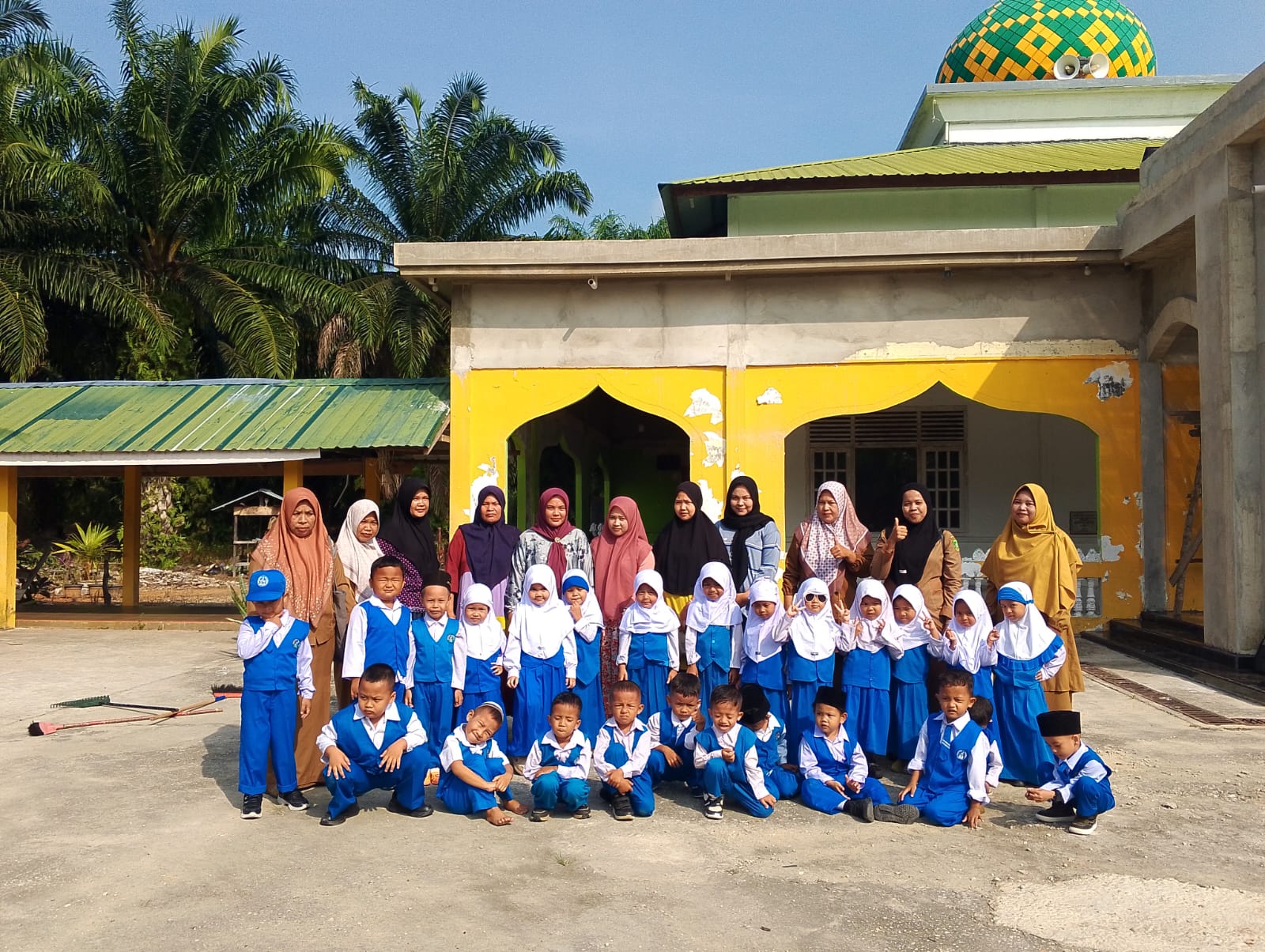 Gerakan Bersih-Bersih Masjid di MASJID AL-MUSTAQIM KAMPUNG SUNGAI RAWA, Kecamatan Sungai Apit — Aksi PESERTA DIDIK, GURU DAN ORANG TUA MURID