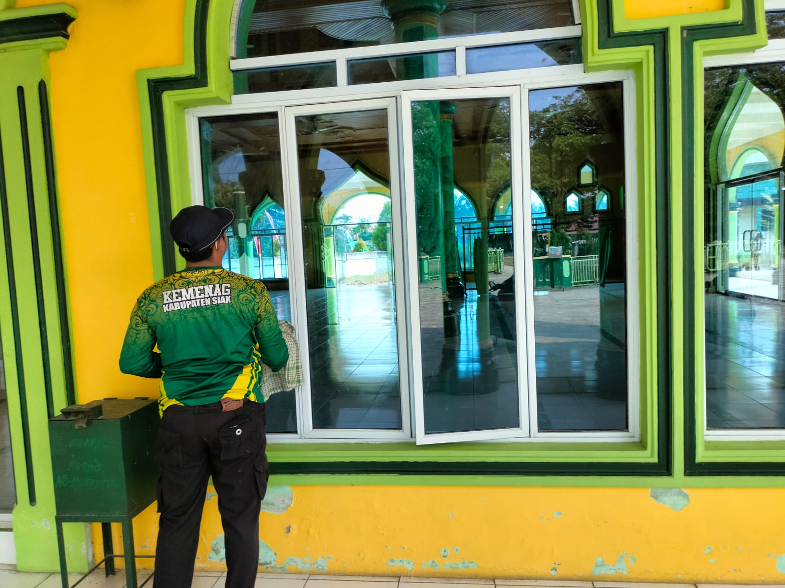 Dokumentasi kegiatan Gerakan Bersih-Bersih Masjid (GEBER MAS) di Kecamatan Bungaraya (Masjid Al-Muhajirin Jayapura, Masjid Robitotul Abidin Jayapura, Masjid Al-Muhajirin Bungaraya, Masjid Nurul Huda Dayang Suri)