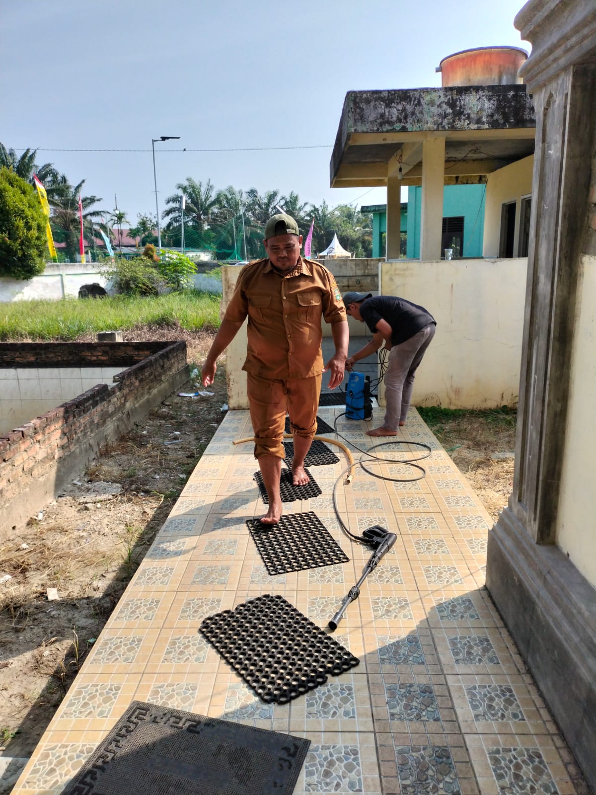 Dokumentasi kegiatan Gerakan Bersih-Bersih Masjid (GEBER MAS) di Kecamatan Bungaraya (Masjid Al-Muhajirin Jayapura, Masjid Robitotul Abidin Jayapura, Masjid Al-Muhajirin Bungaraya, Masjid Nurul Huda Dayang Suri)