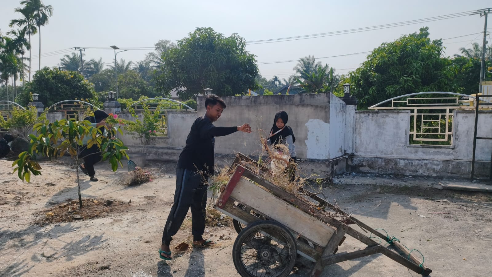 Dokumentasi kegiatan Gerakan Bersih-Bersih Masjid Al-Muhajirin Bungaraya