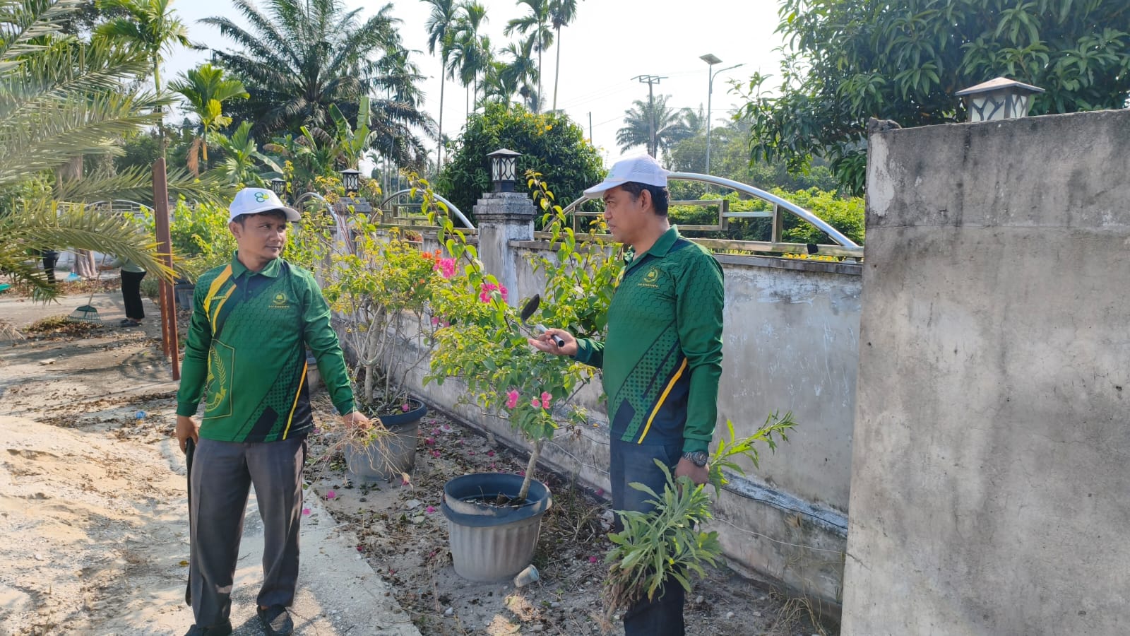 Dokumentasi kegiatan Gerakan Bersih-Bersih Masjid Al-Muhajirin Bungaraya
