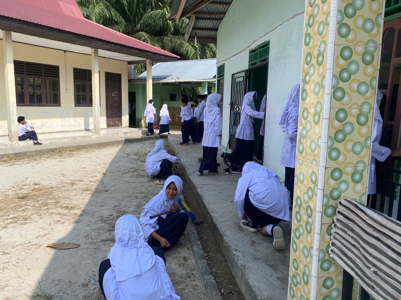 Dokumentasi kegiatan MTs Negeri 3 Siak _ Gerakan Bersih Bersih Mushalla Al Munawarah Kampung Jayapura