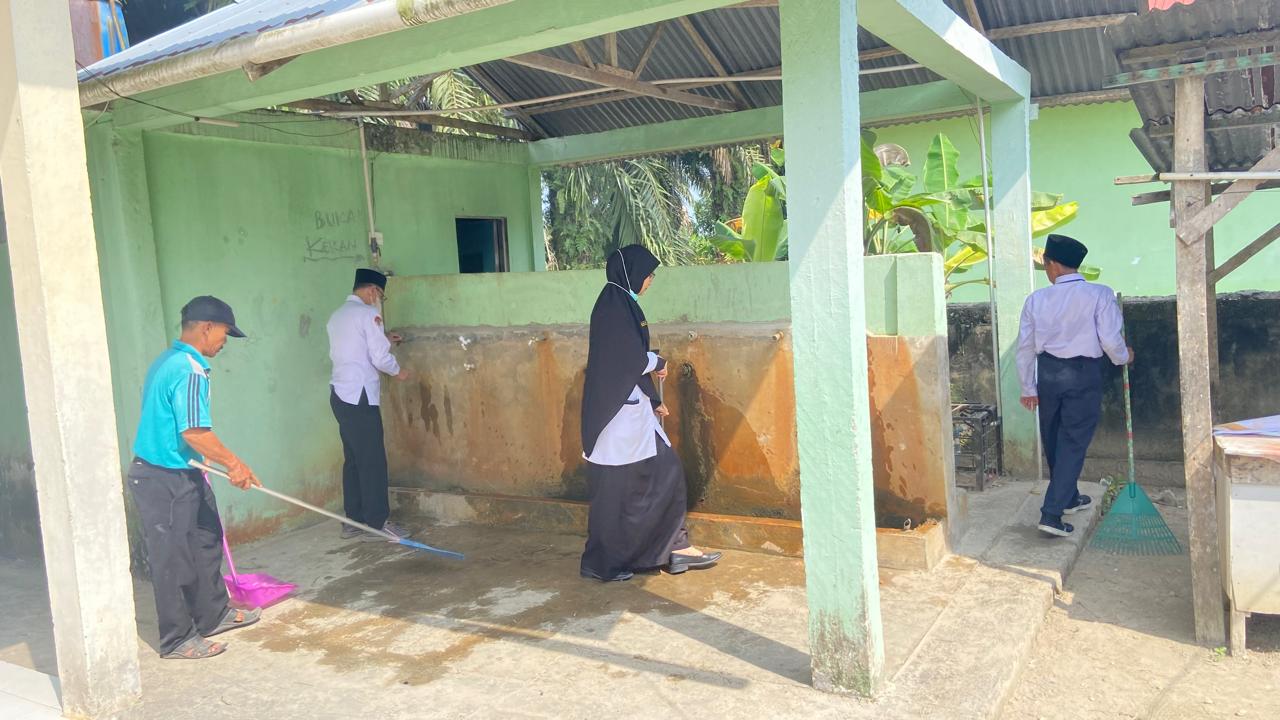 Dokumentasi kegiatan MTs Negeri 3 Siak _ Gerakan Bersih Bersih Mushalla Al Munawarah Kampung Jayapura