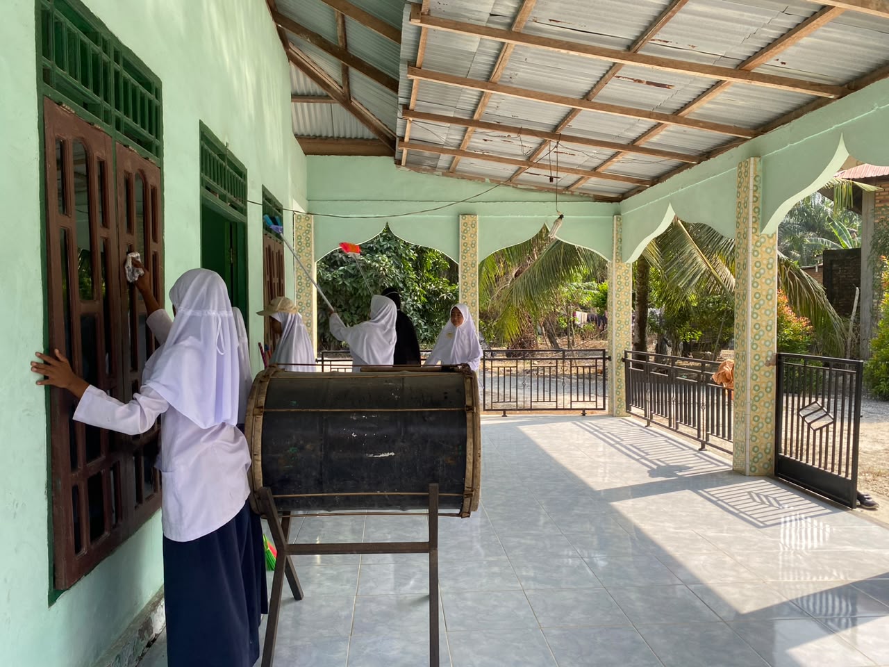 Dokumentasi kegiatan MTs Negeri 3 Siak _ Gerakan Bersih Bersih Mushalla Al Munawarah Kampung Jayapura