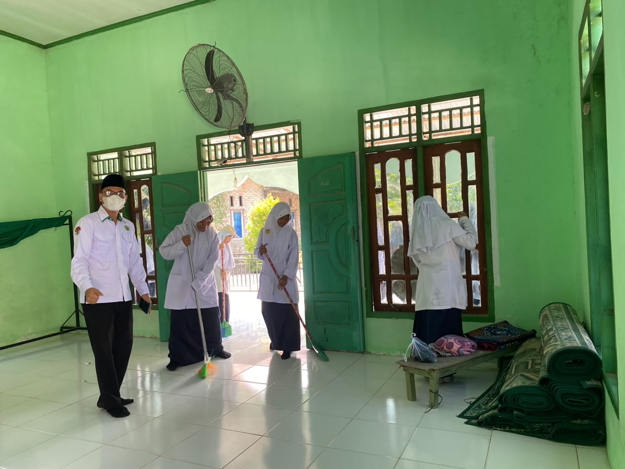 Gerakan Bersih-Bersih Masjid di Mushalla Al Munawarah, Kecamatan Bunga Raya — Aksi MTs Negeri 3 Siak dan Segenap Pengurus Mushalla dan Masyarakat Setempat