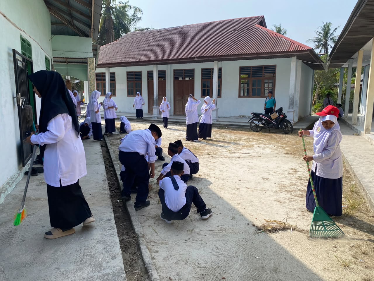 Dokumentasi kegiatan MTs Negeri 3 Siak _ Gerakan Bersih Bersih Mushalla Al Munawarah Kampung Jayapura